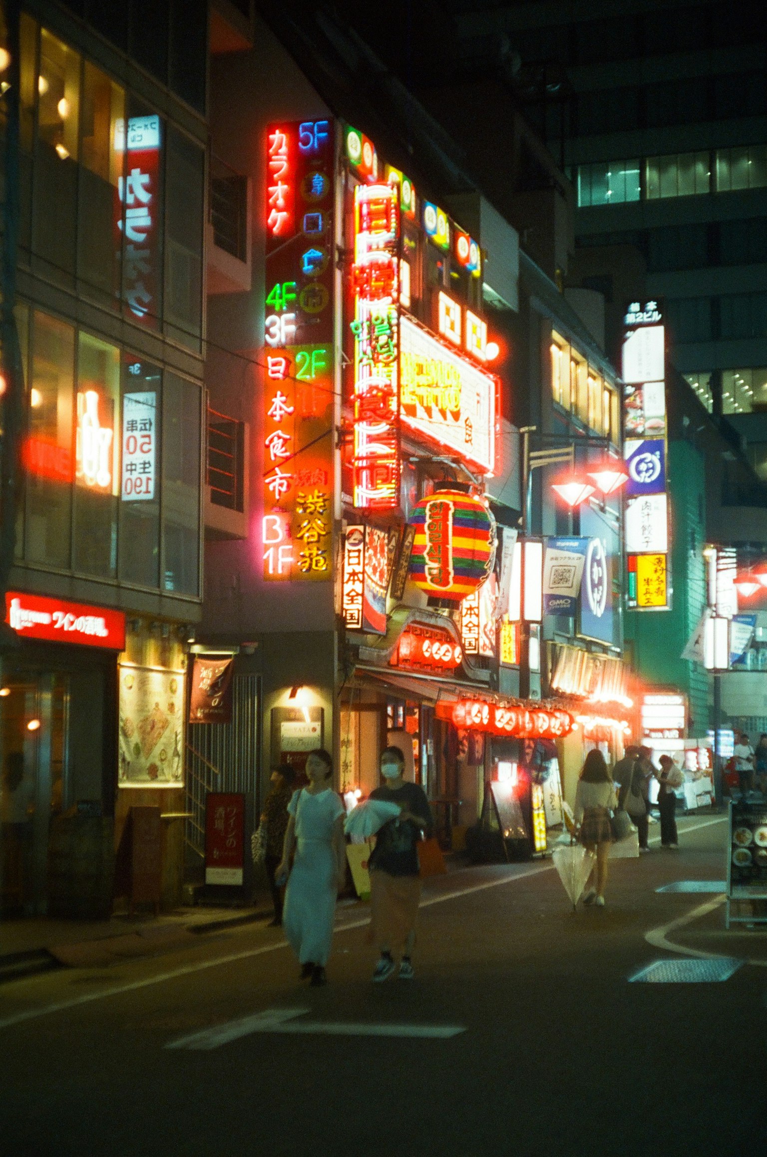 夜晚街景，閃爍的霓虹燈和行人