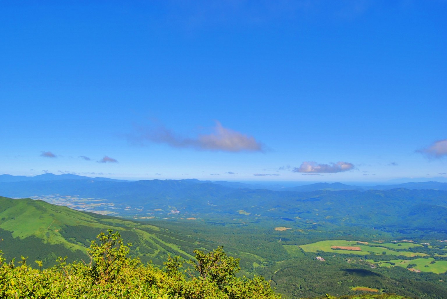 Pemandangan indah dengan langit biru dan gunung hijau