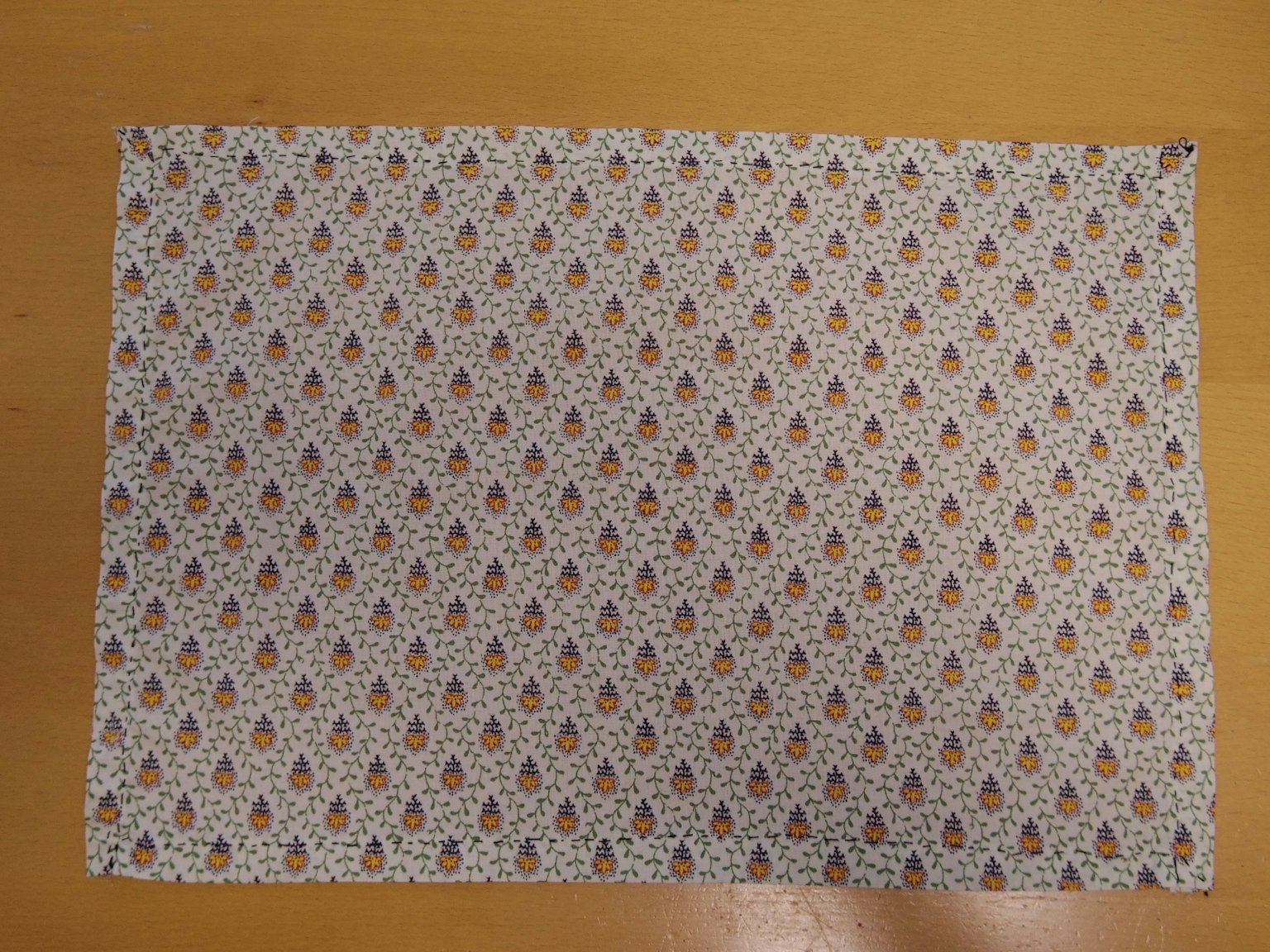 Mantel de encaje con patrones blancos y marrones