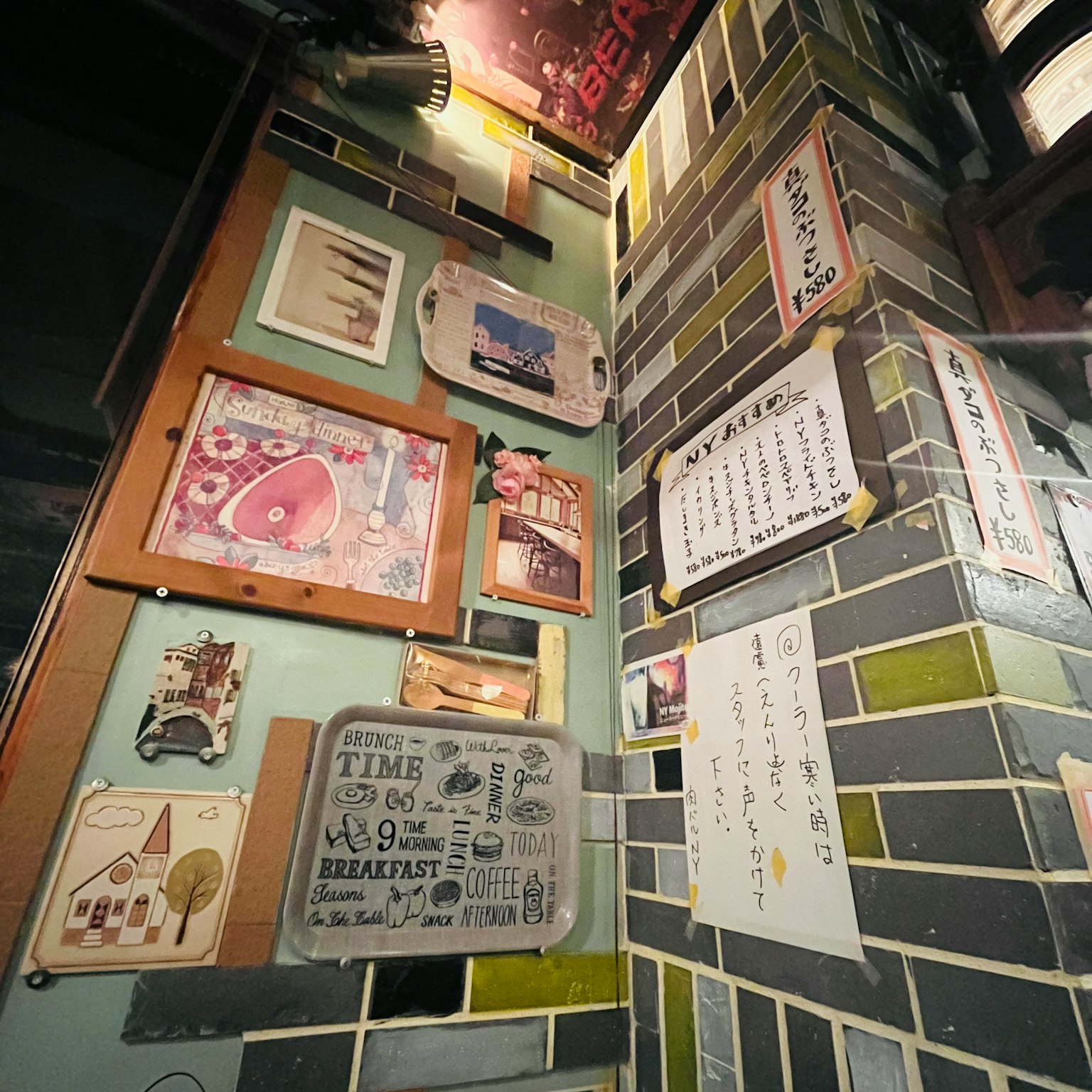 Intérieur avec une variété d'œuvres d'art et d'affiches sur le mur