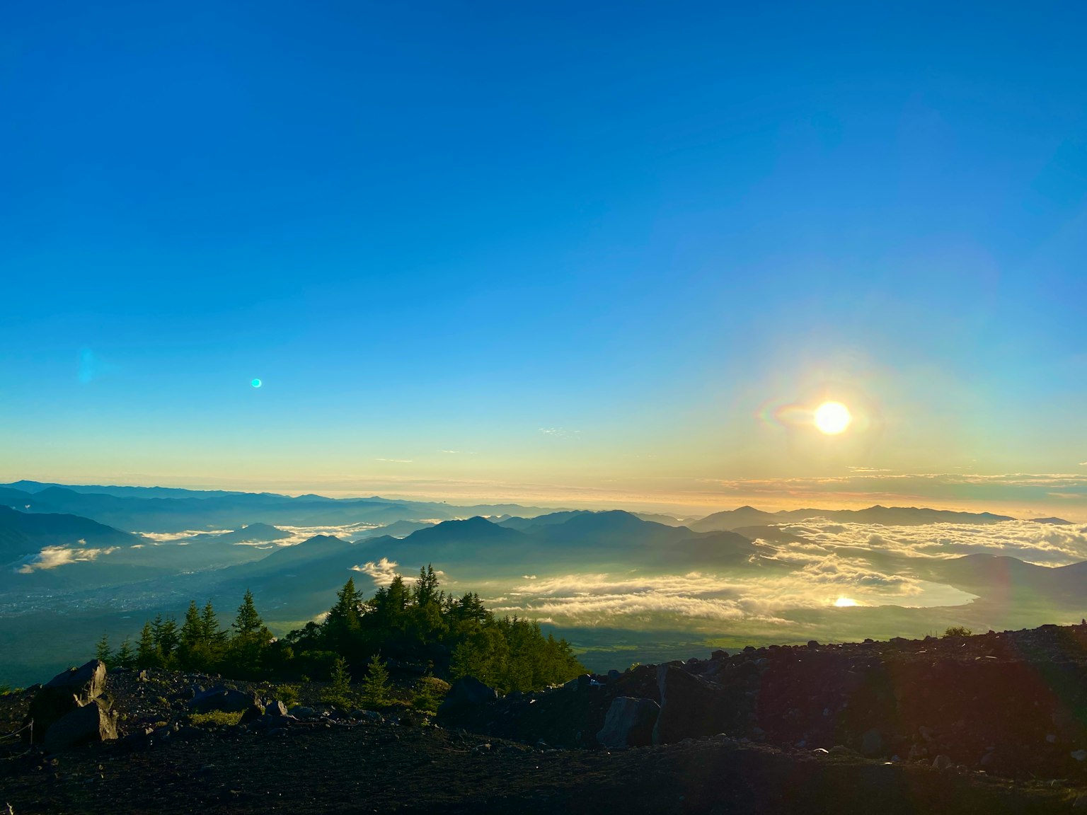Wunderschöner Bergblick bei Sonnenaufgang mit Wolkenmeer