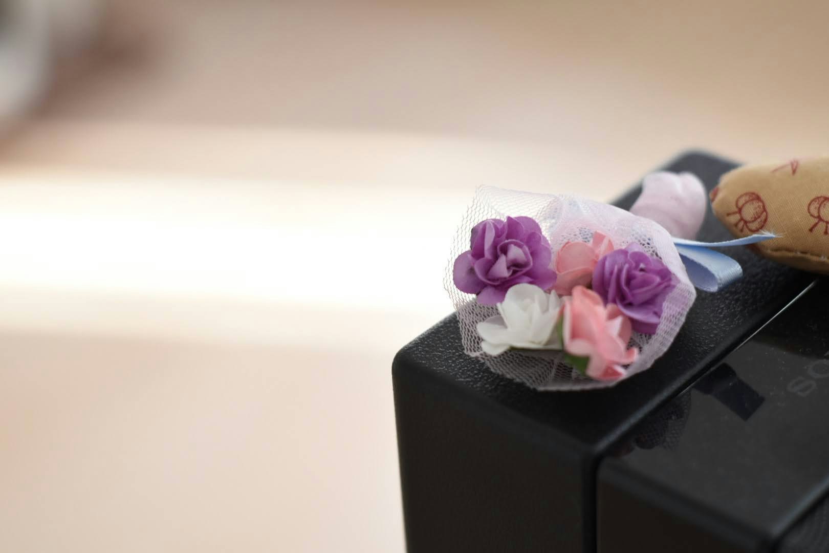 黒い箱に花束風の飾りがのったギフト