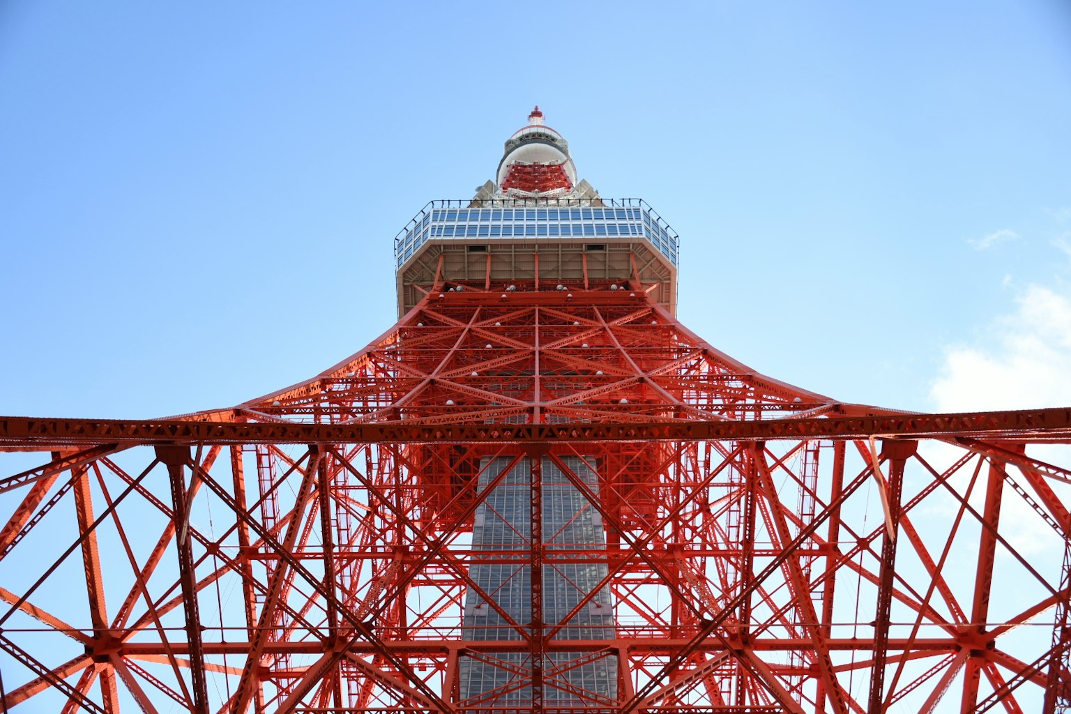 從下方看東京塔展現紅色結構與藍天
