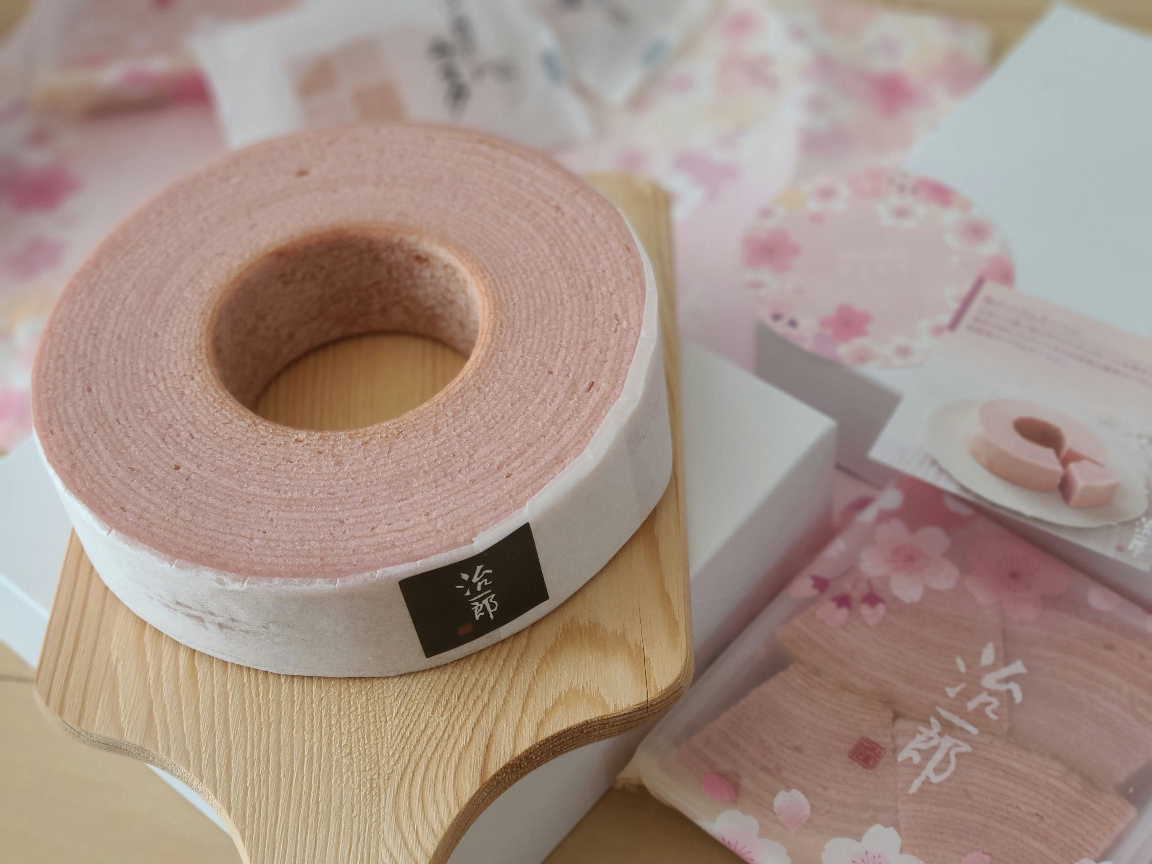 桜柄の包装紙と和風ロールリボンのある卓上