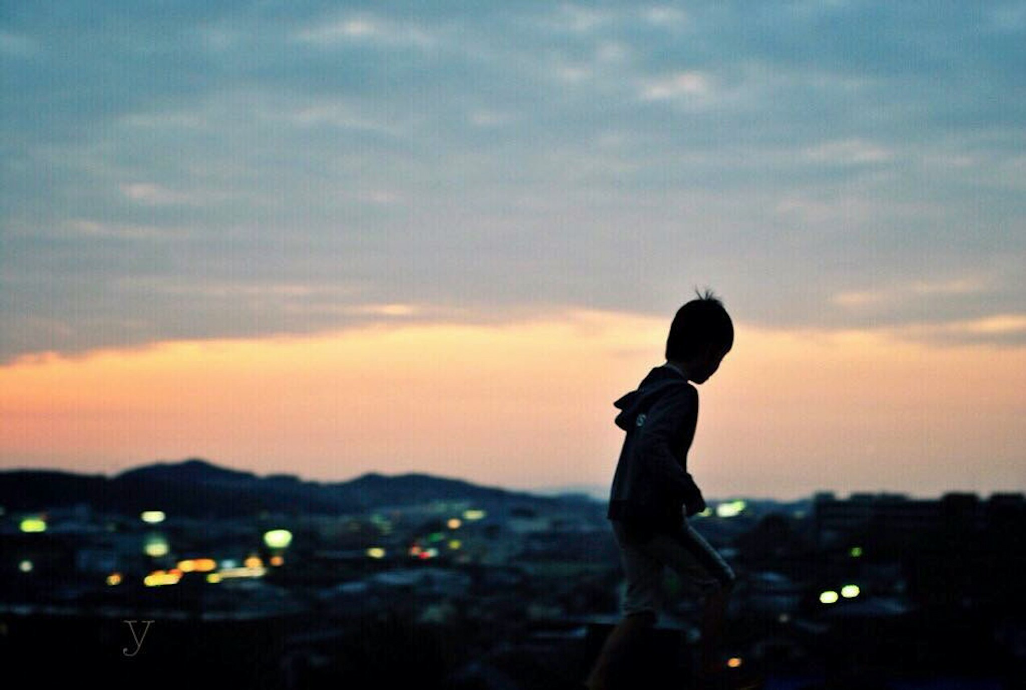 석양 무렵 도시를 내려다보는 옆모습 인물