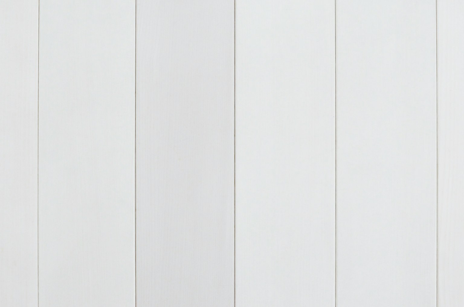 Pannelli murali in legno bianco disposti verticalmente