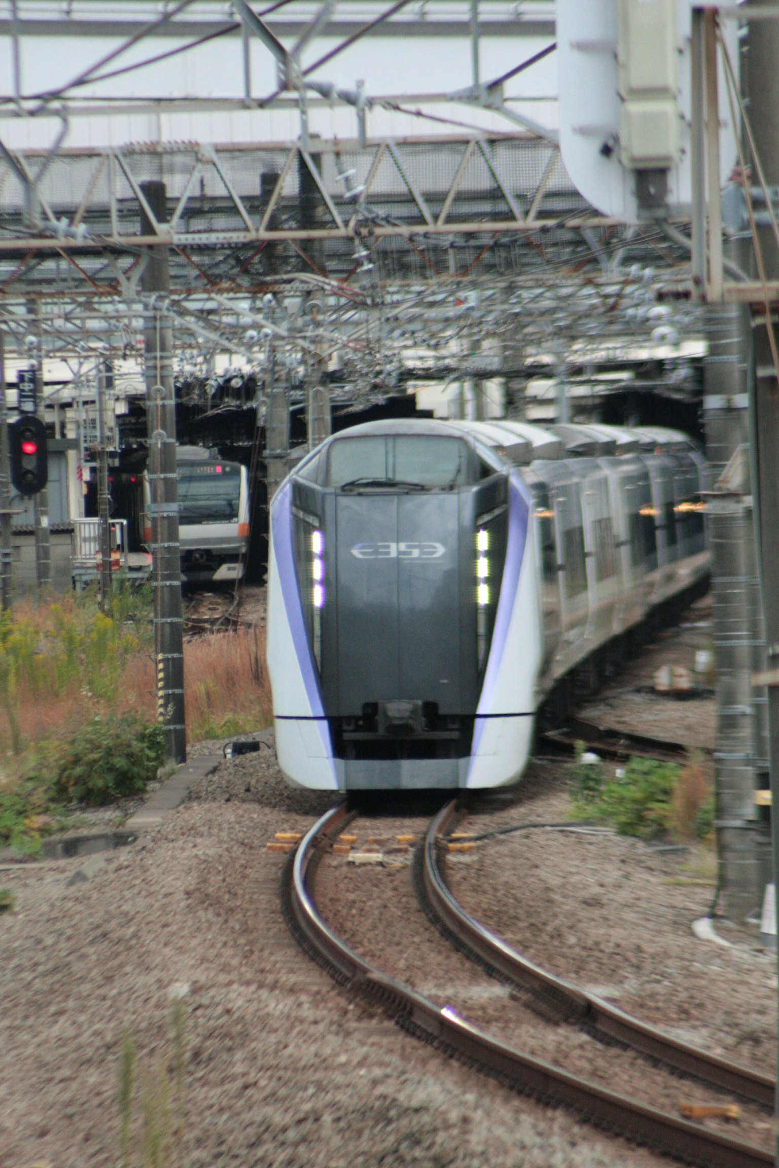 Un tren shinkansen navegando por vías curvas