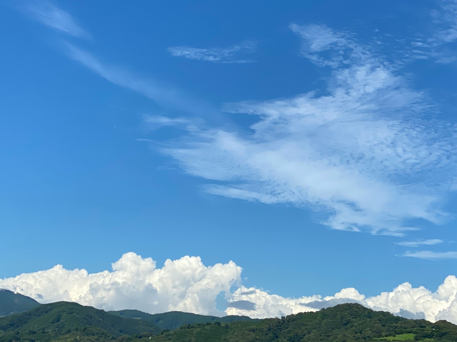 Paysage magnifique avec un ciel bleu et des nuages blancs avec des montagnes en arrière-plan