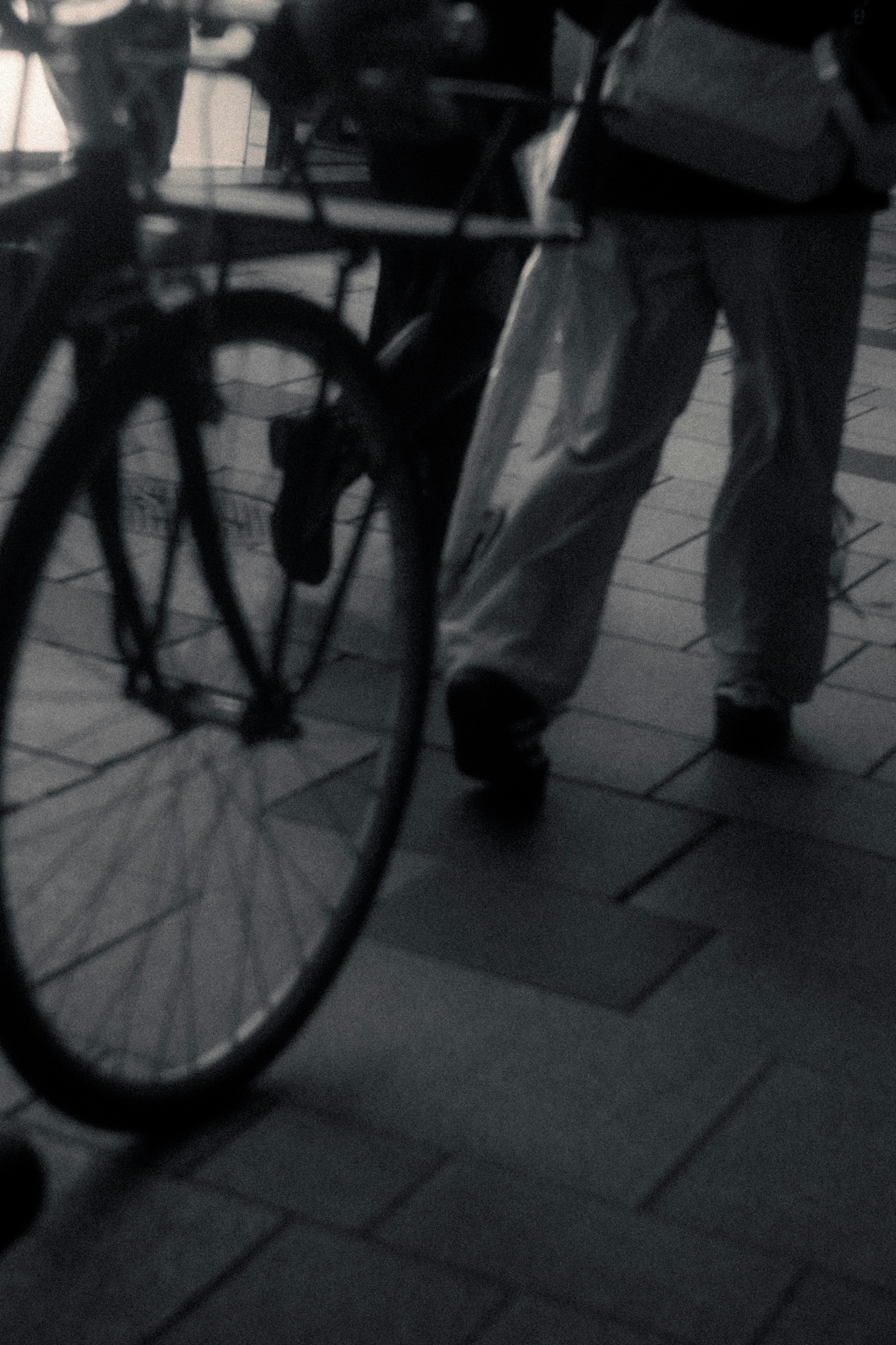acera en una esquina con una bicicleta