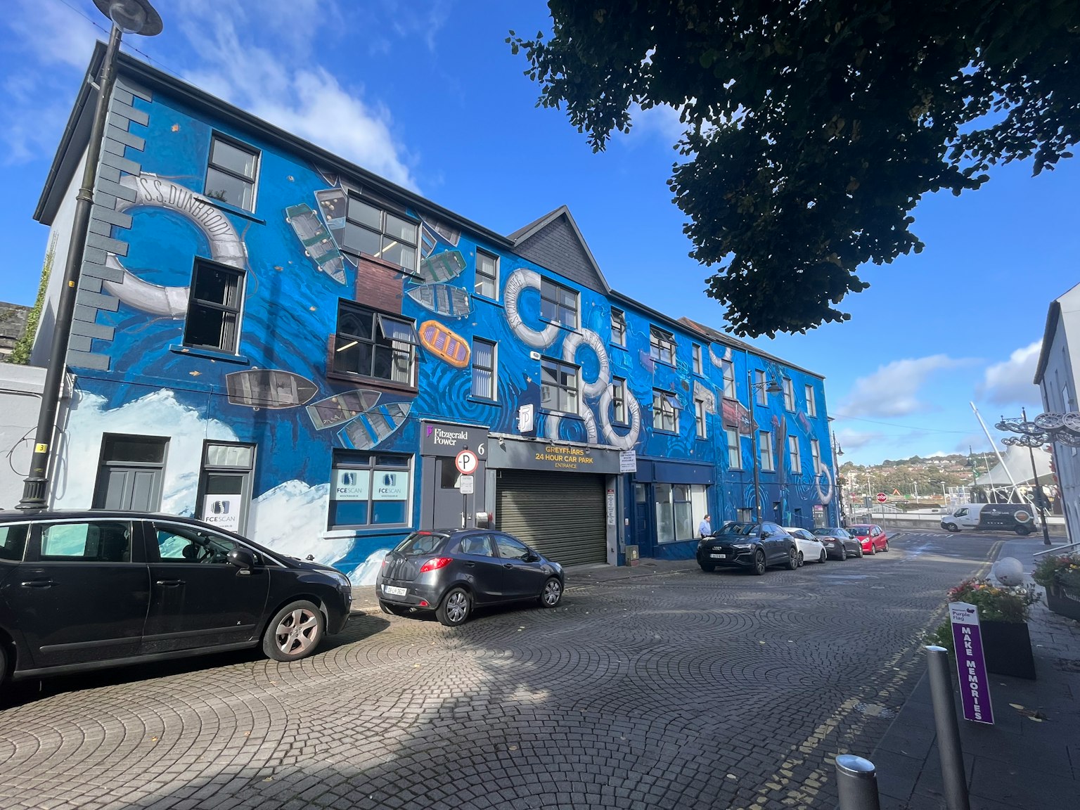 Esterno di un edificio con graffiti blu di ingranaggi