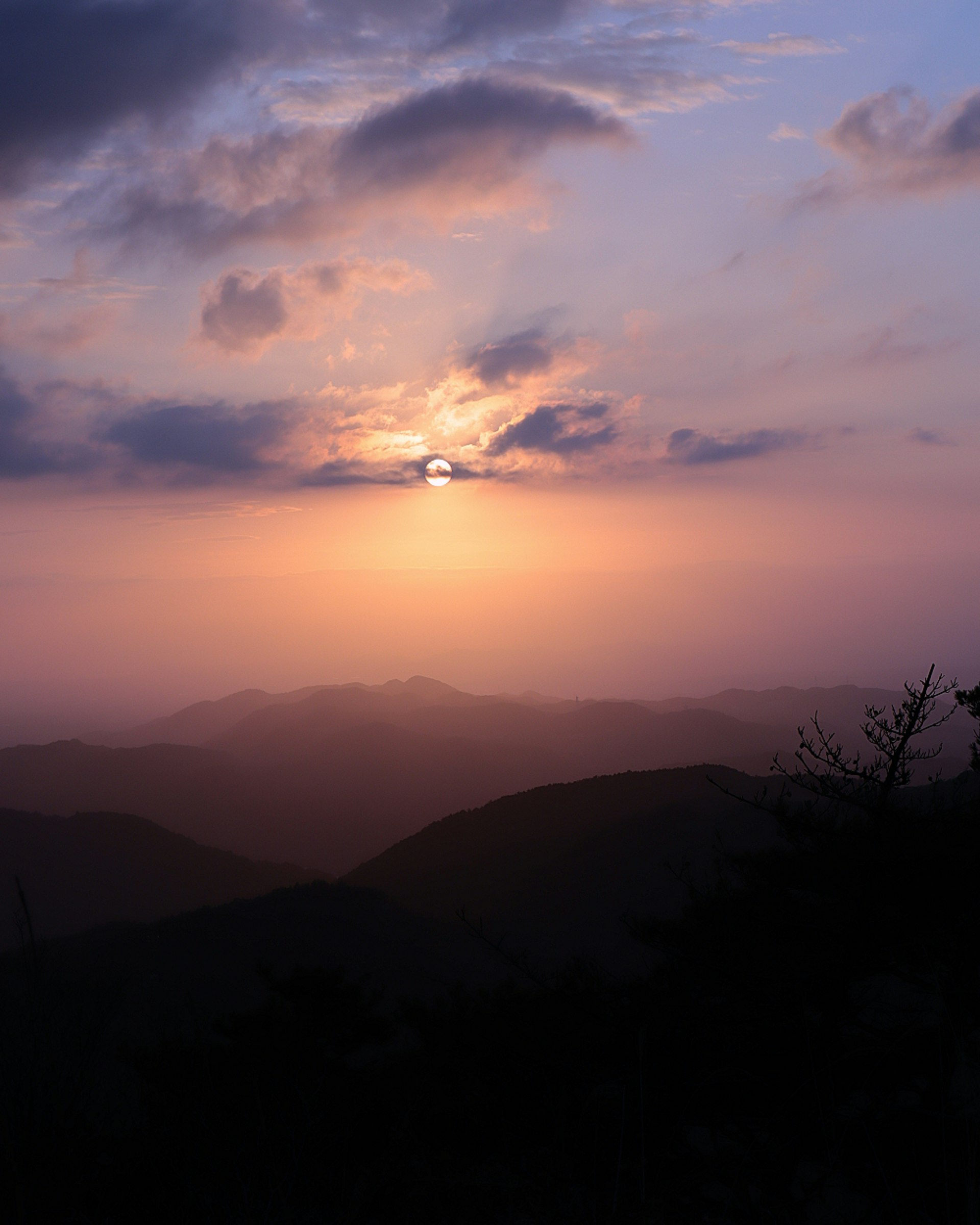 六甲山の山頂から望む夕焼けの空と山並み