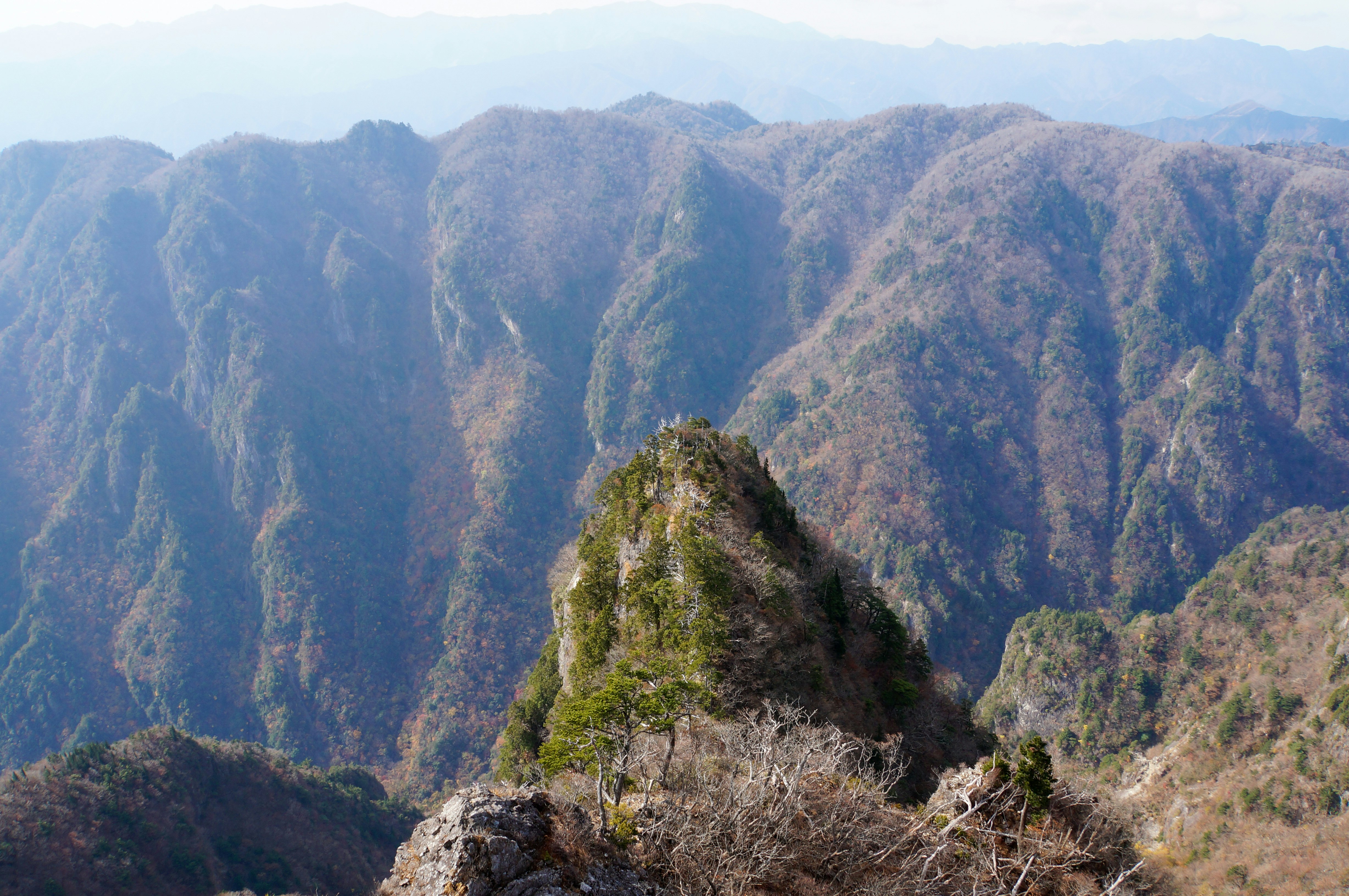尾根から見渡す山並みの自然風景