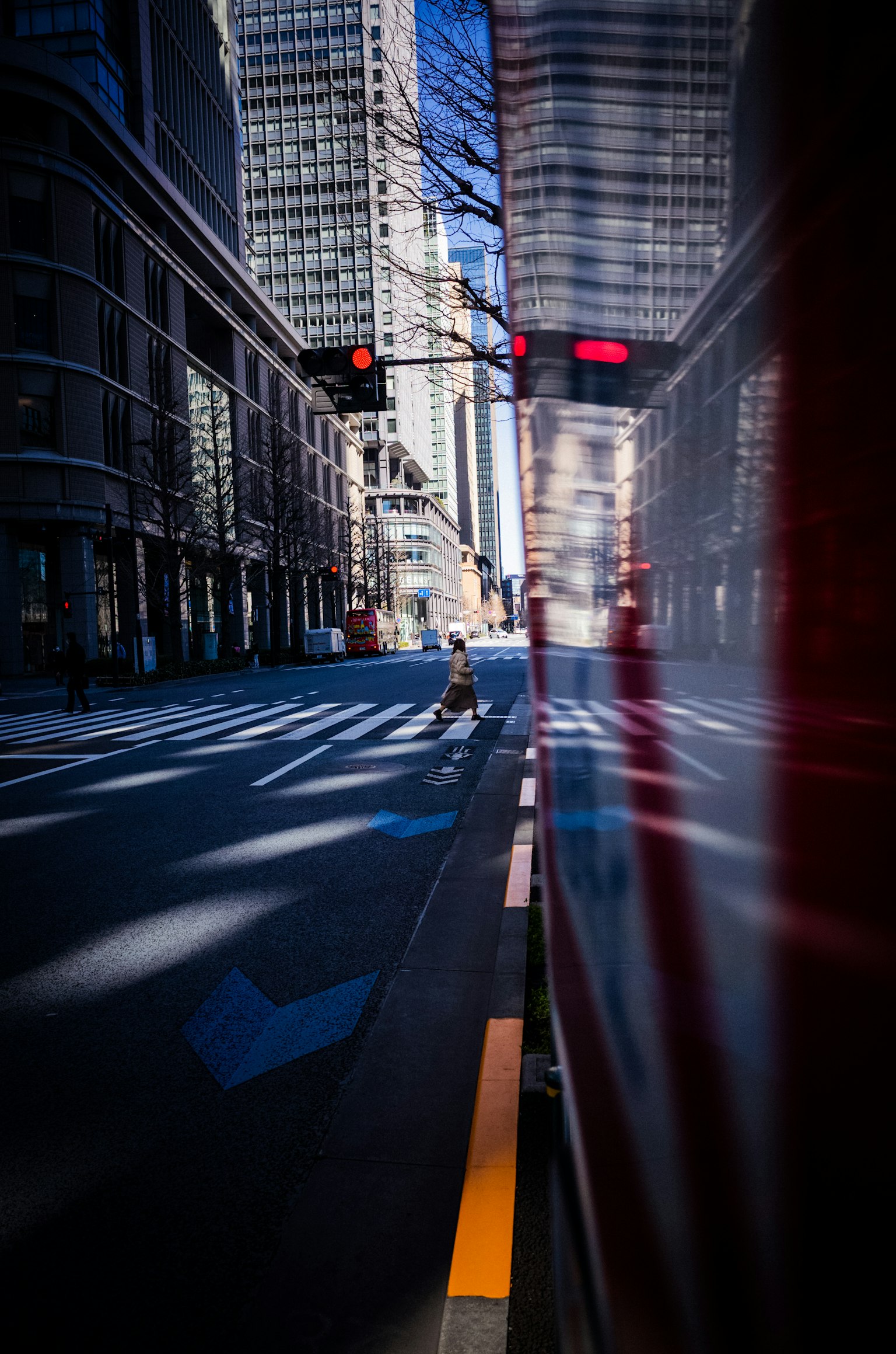 Städtische Szene mit Ampeln und Reflexionen