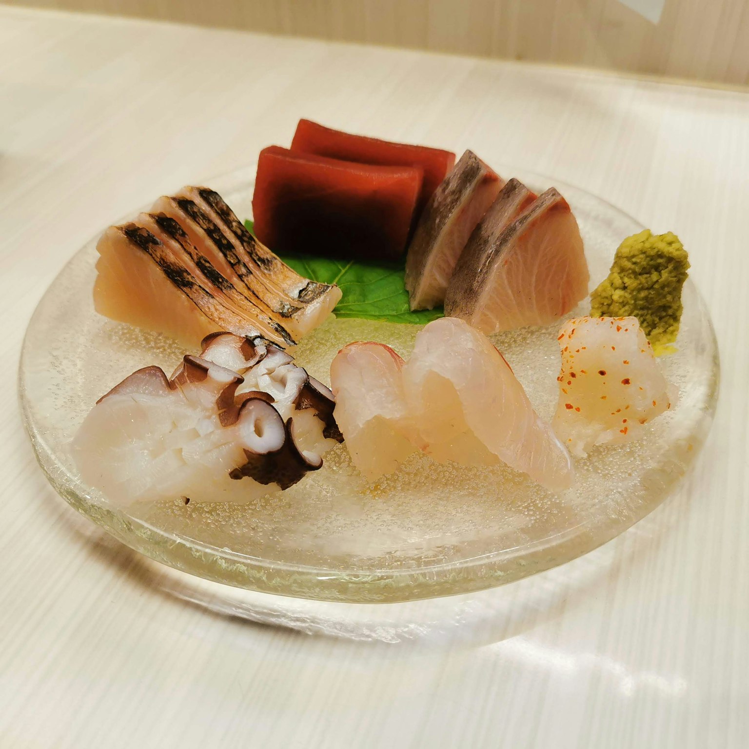 Piring cantik dengan assortmen sashimi segar