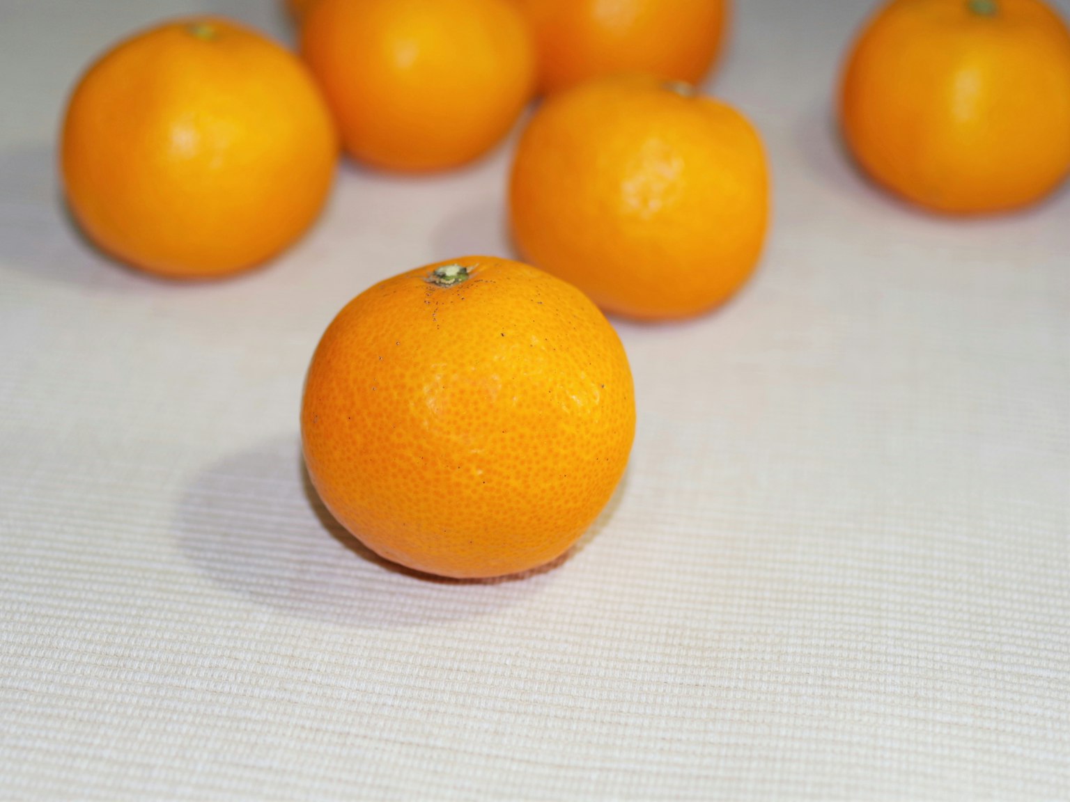 Mandarin oranye cerah disusun di atas meja