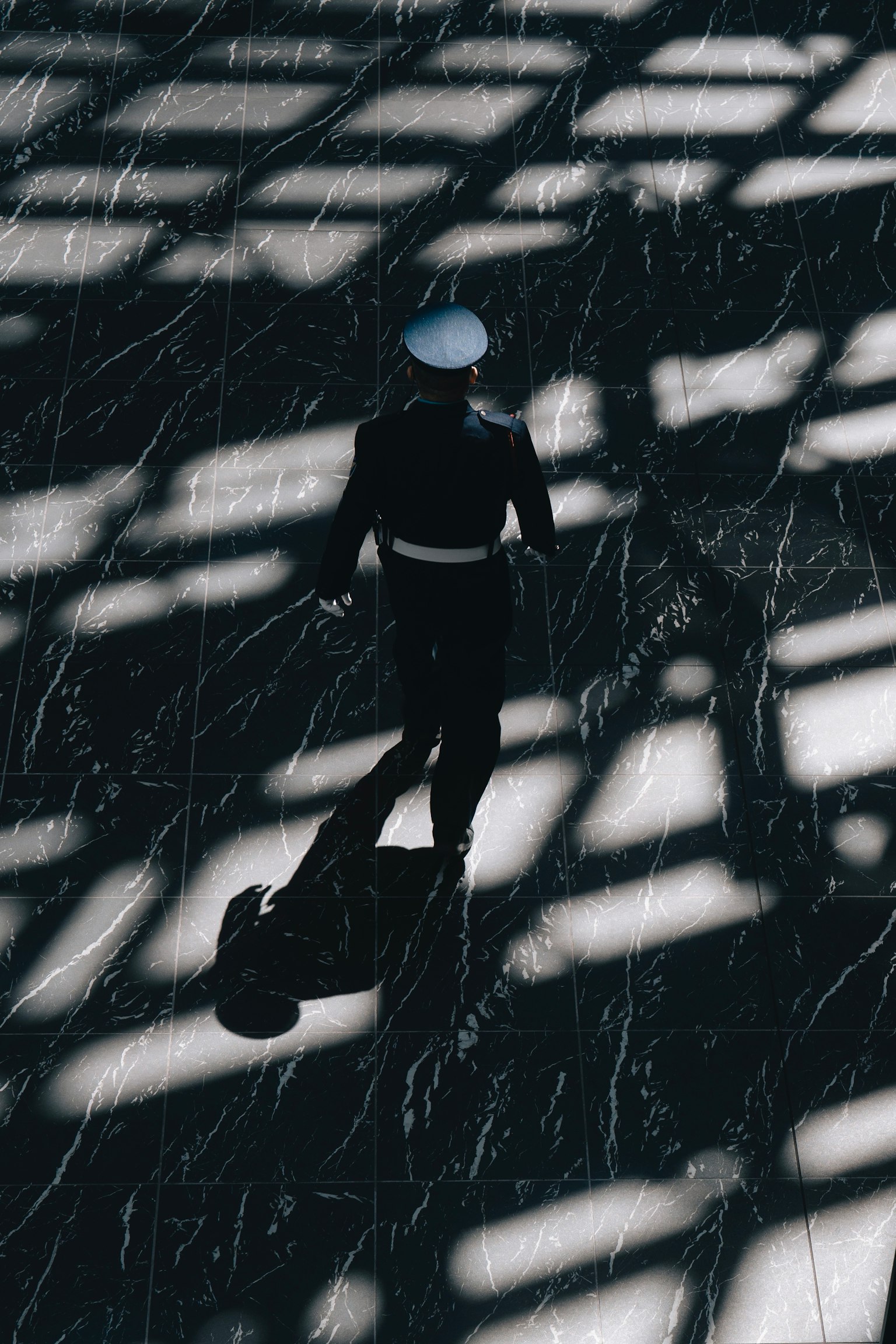 Un soldato in uniforme nera che cammina nelle ombre