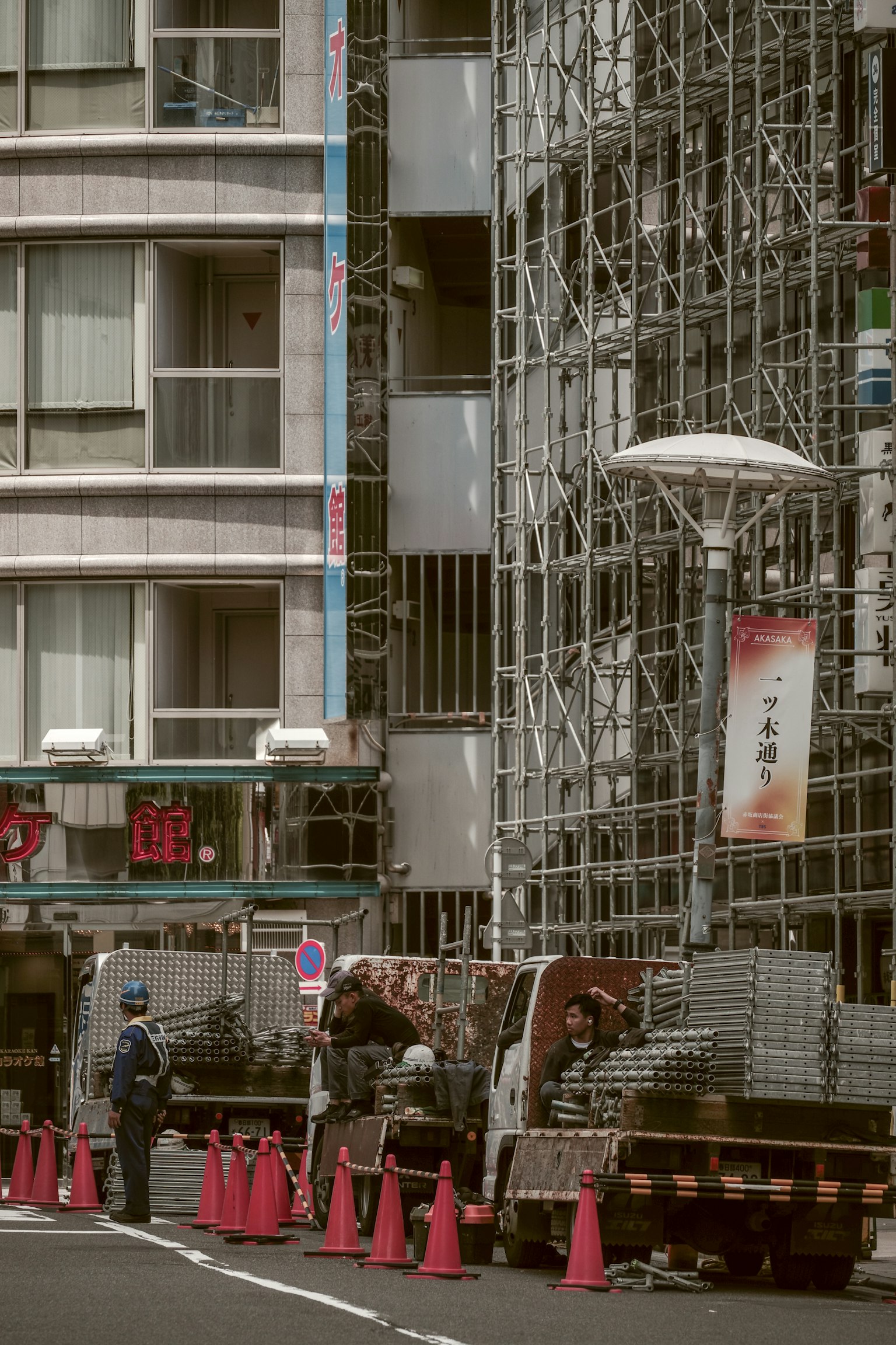 城市建筑工地有工人和脚手架