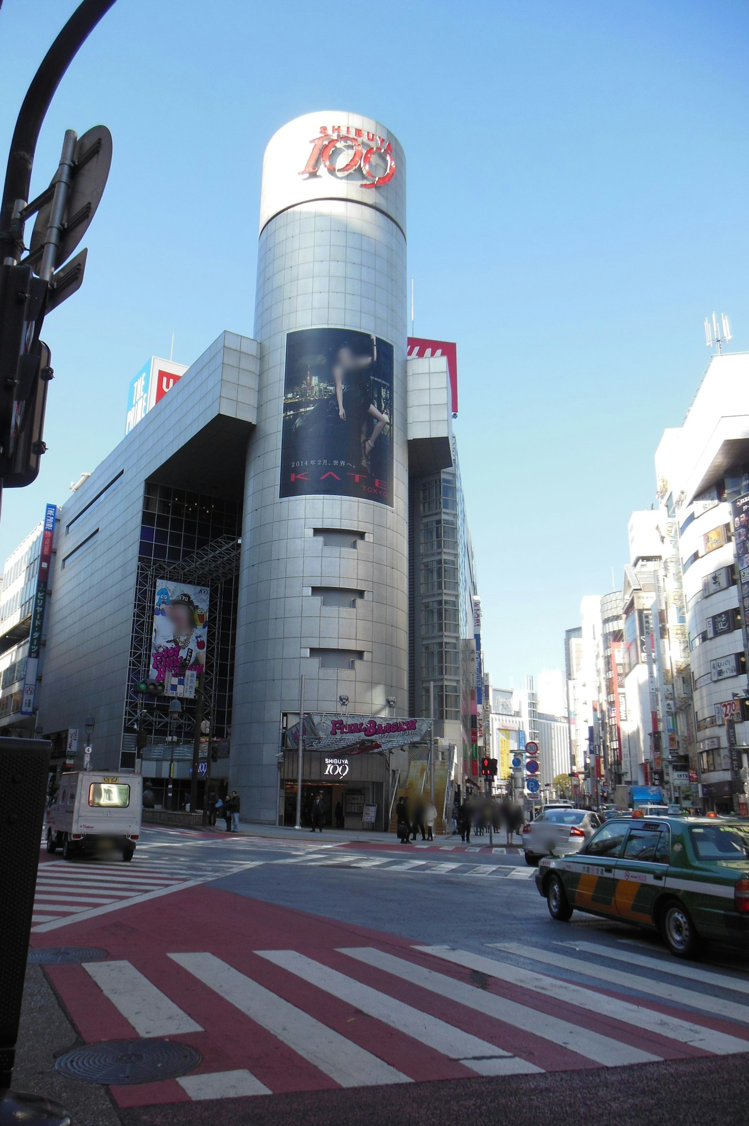 Gran edificio en el cruce de Shibuya con cielo azul