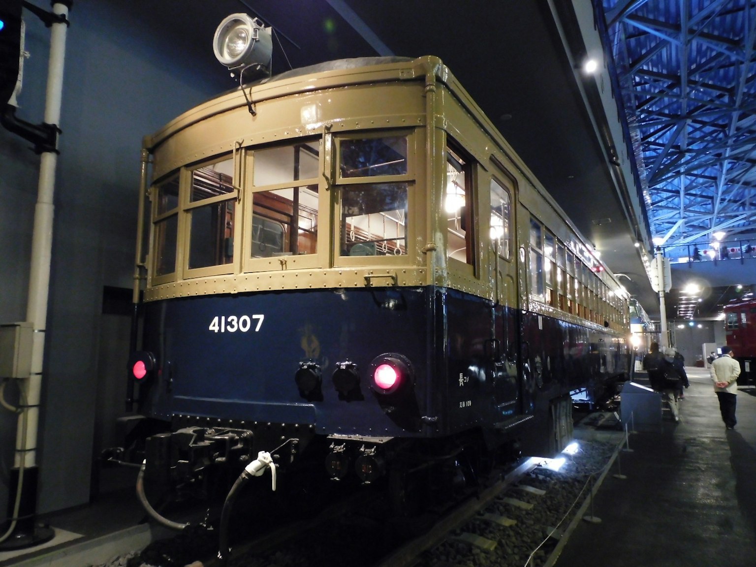 室內展覽空間中的復古火車後部照片