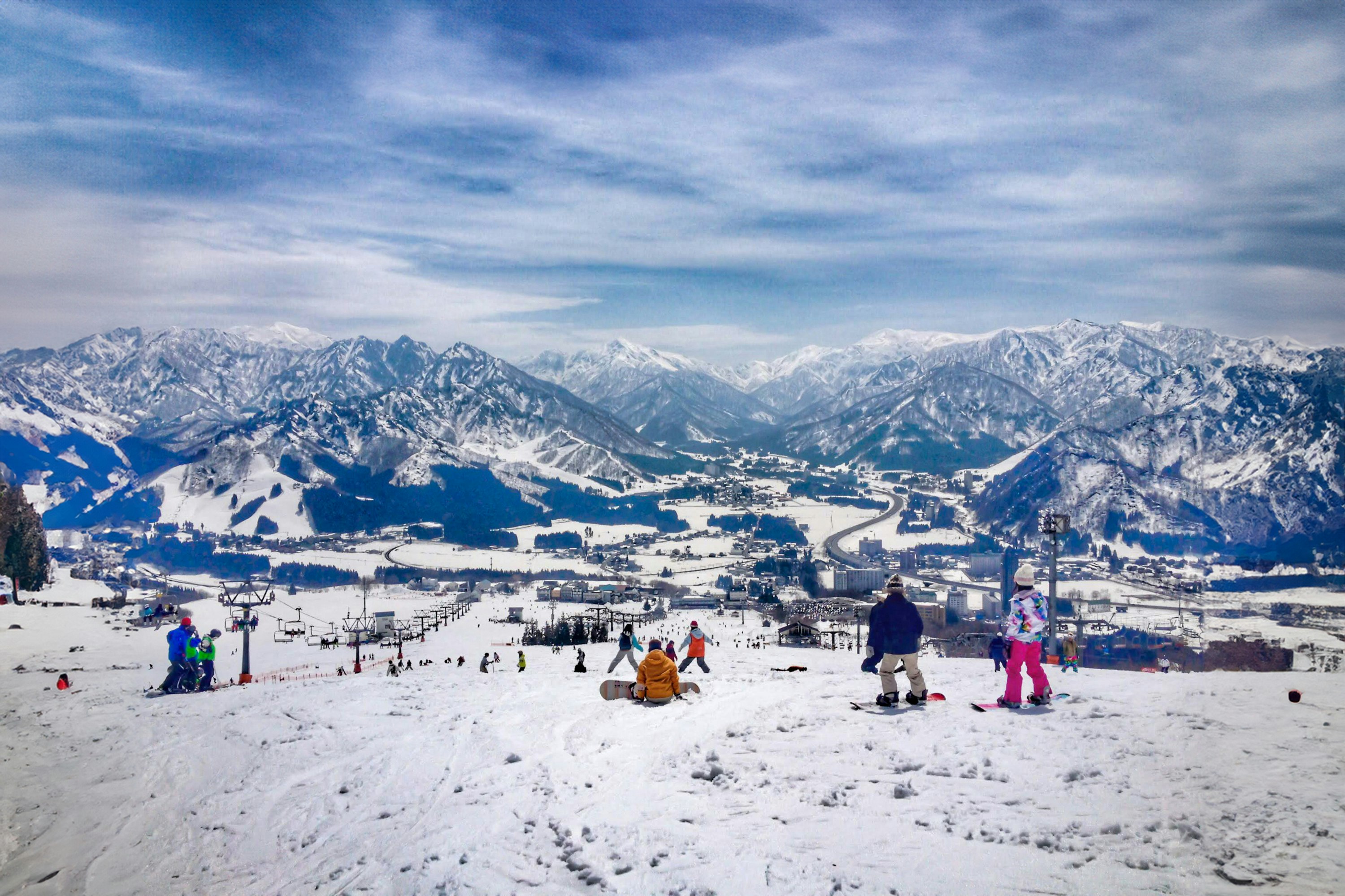 雪地滑雪場與群山的全景