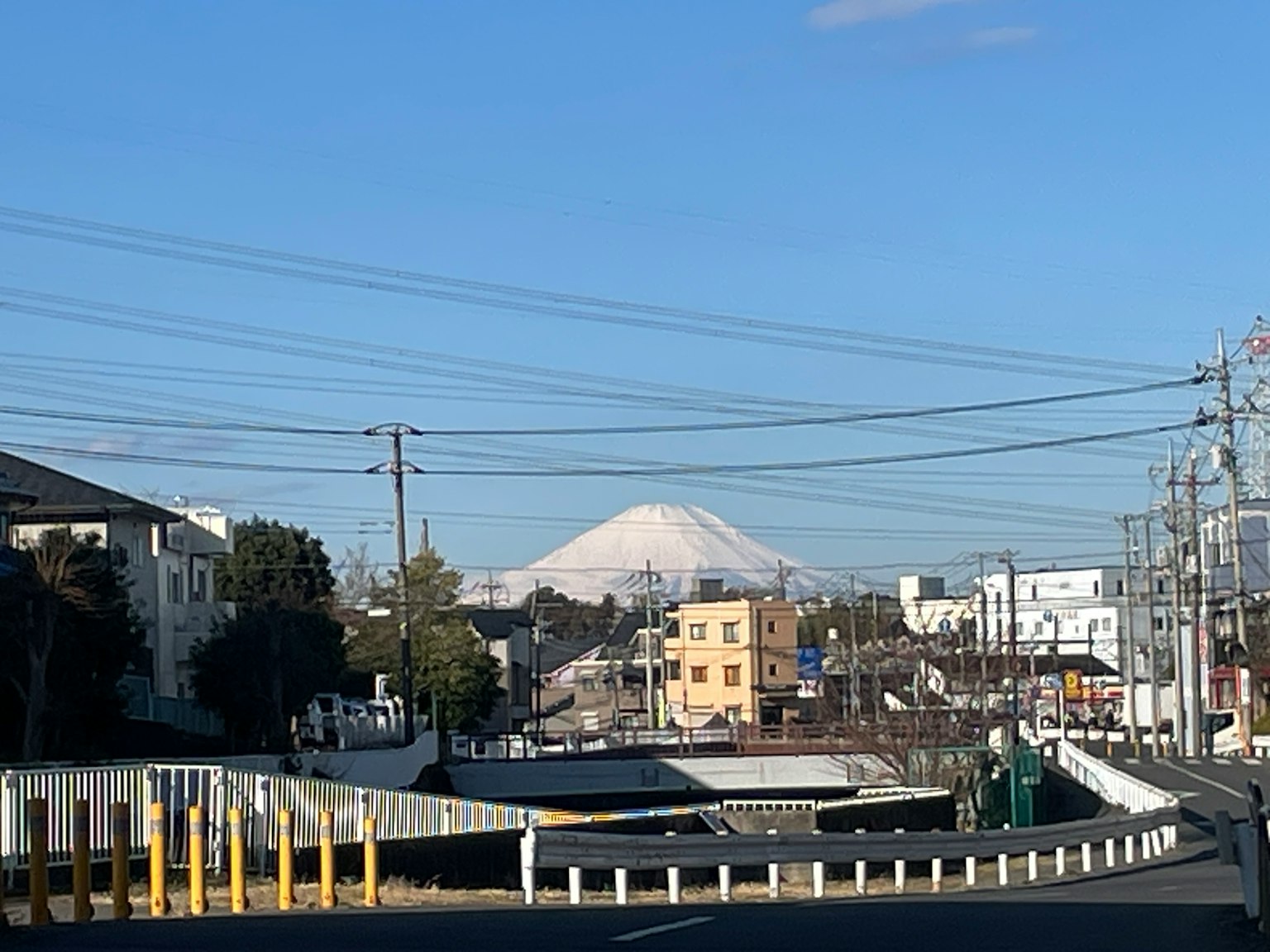 Paesaggio urbano con il Monte Fuji innevato sullo sfondo