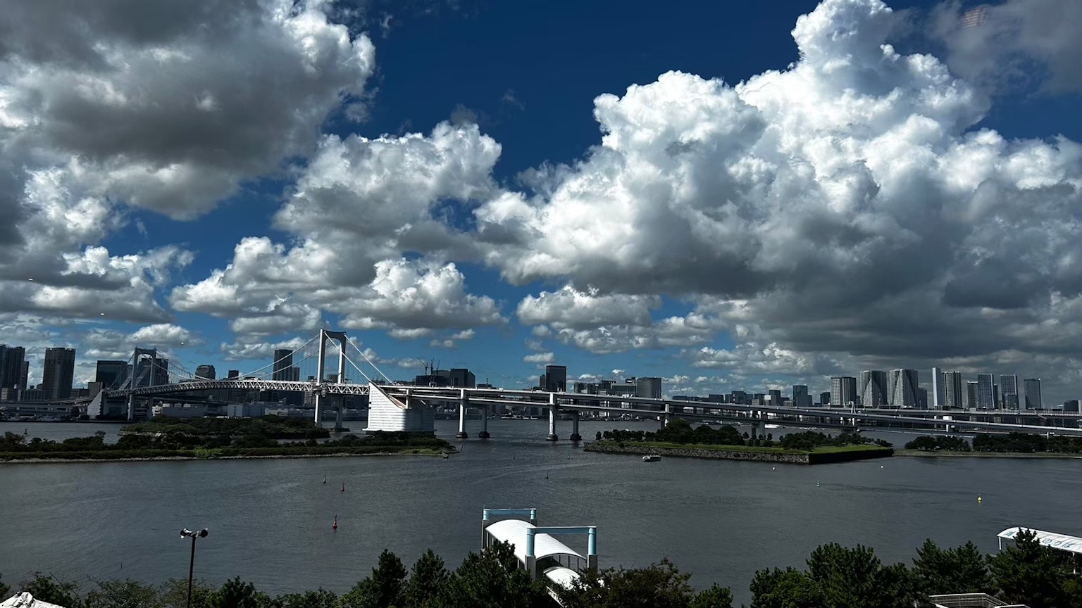 Vue panoramique du pont Rainbow avec la skyline de Tokyo et des nuages dramatiques