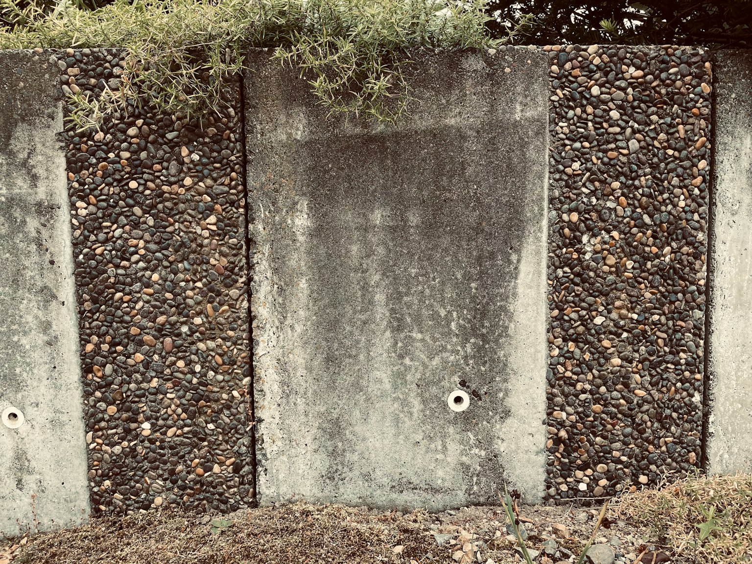 Un muro testurizzato con pannelli in cemento e pietre decorative