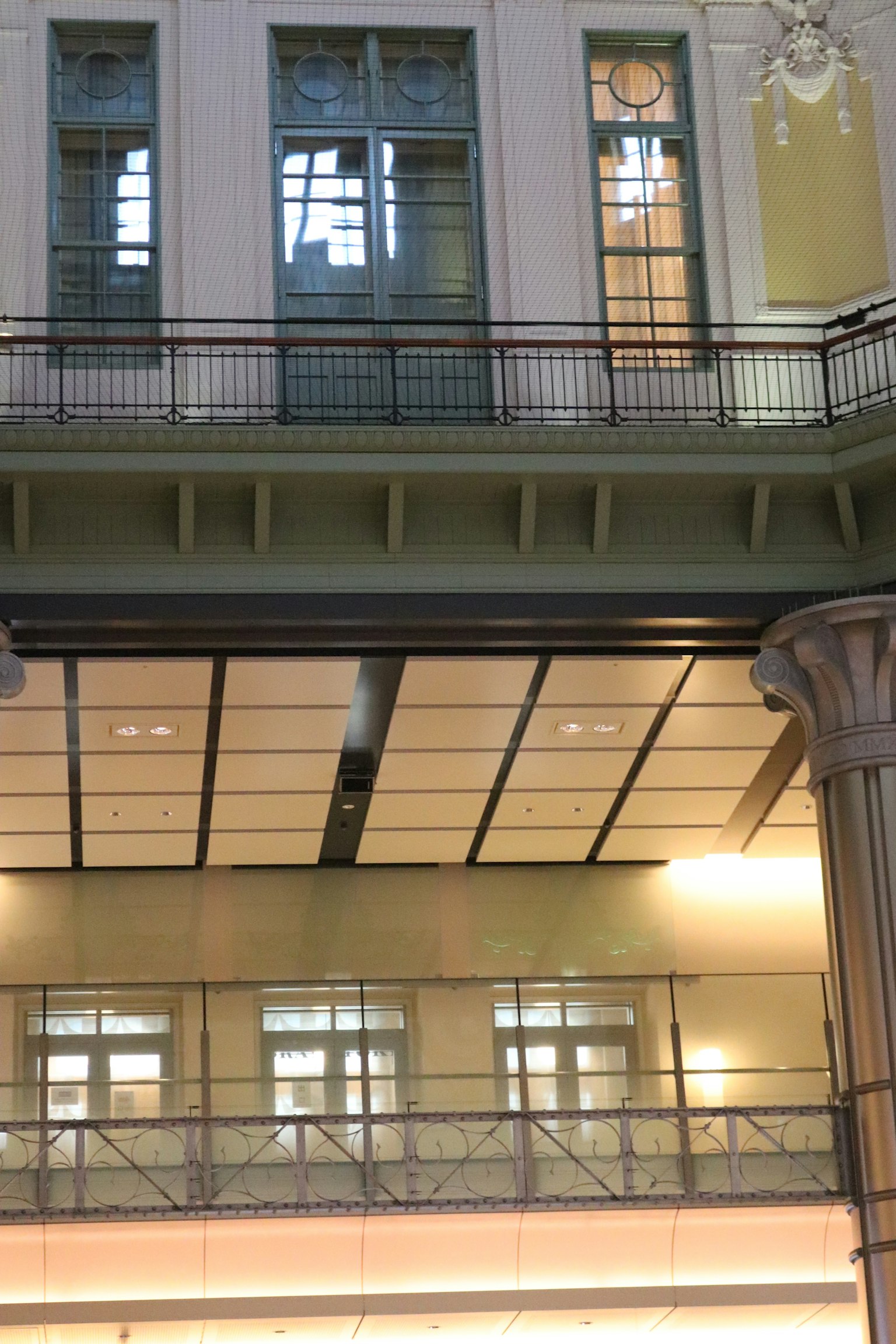 室內視圖顯示建築細節和窗戶