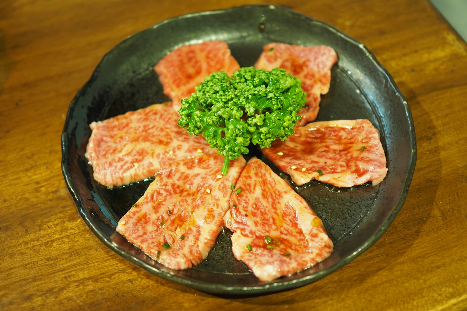 薄切肉和綠色裝飾的盤子
