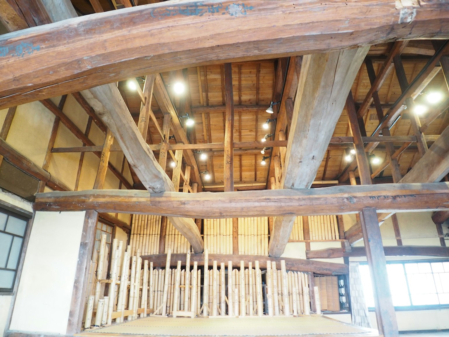 传统日本建筑内部视图展示木梁和高天花板
