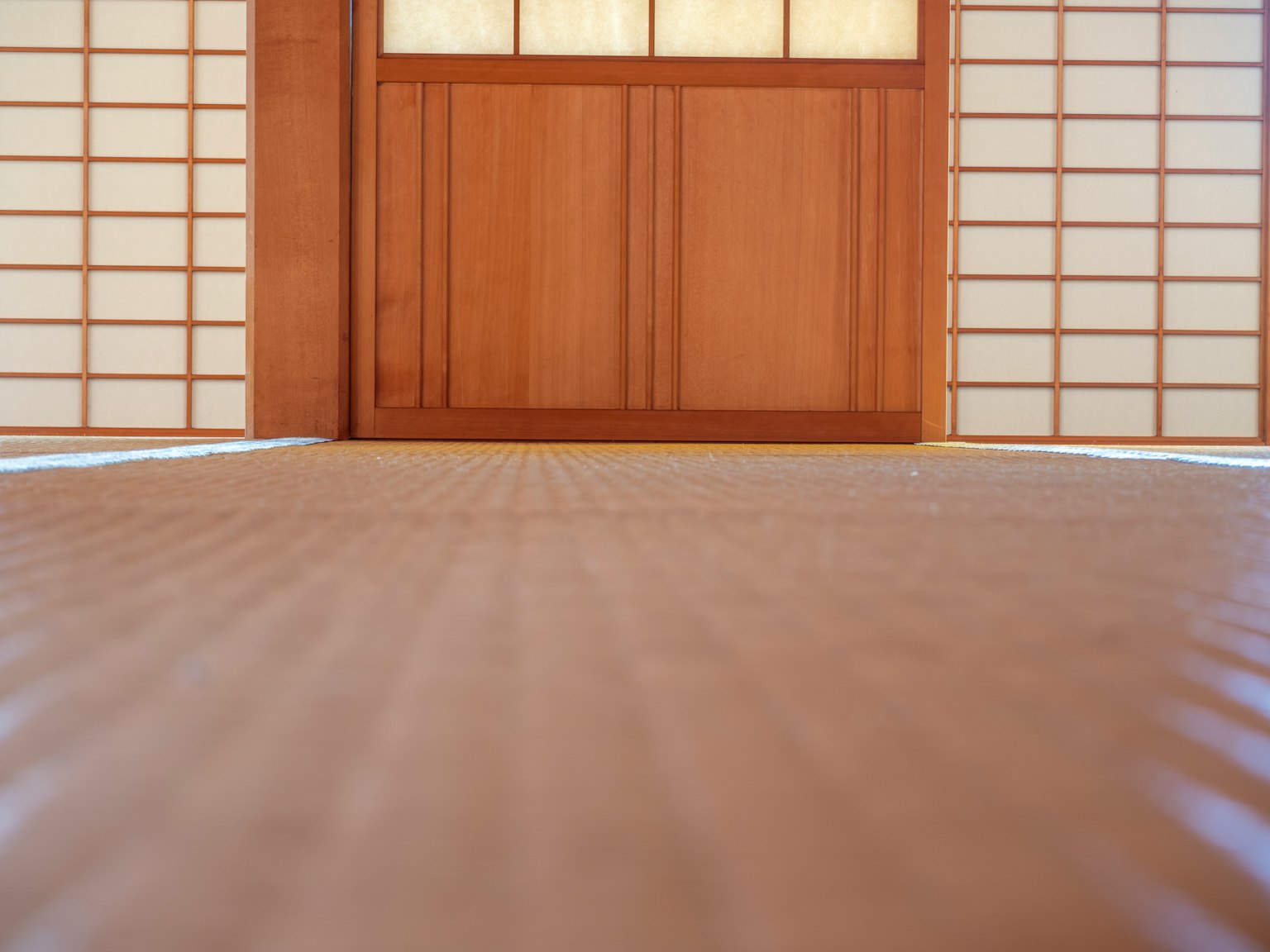 Blick auf den Holzboden in einem traditionellen japanischen Raum mit Schiebetüren