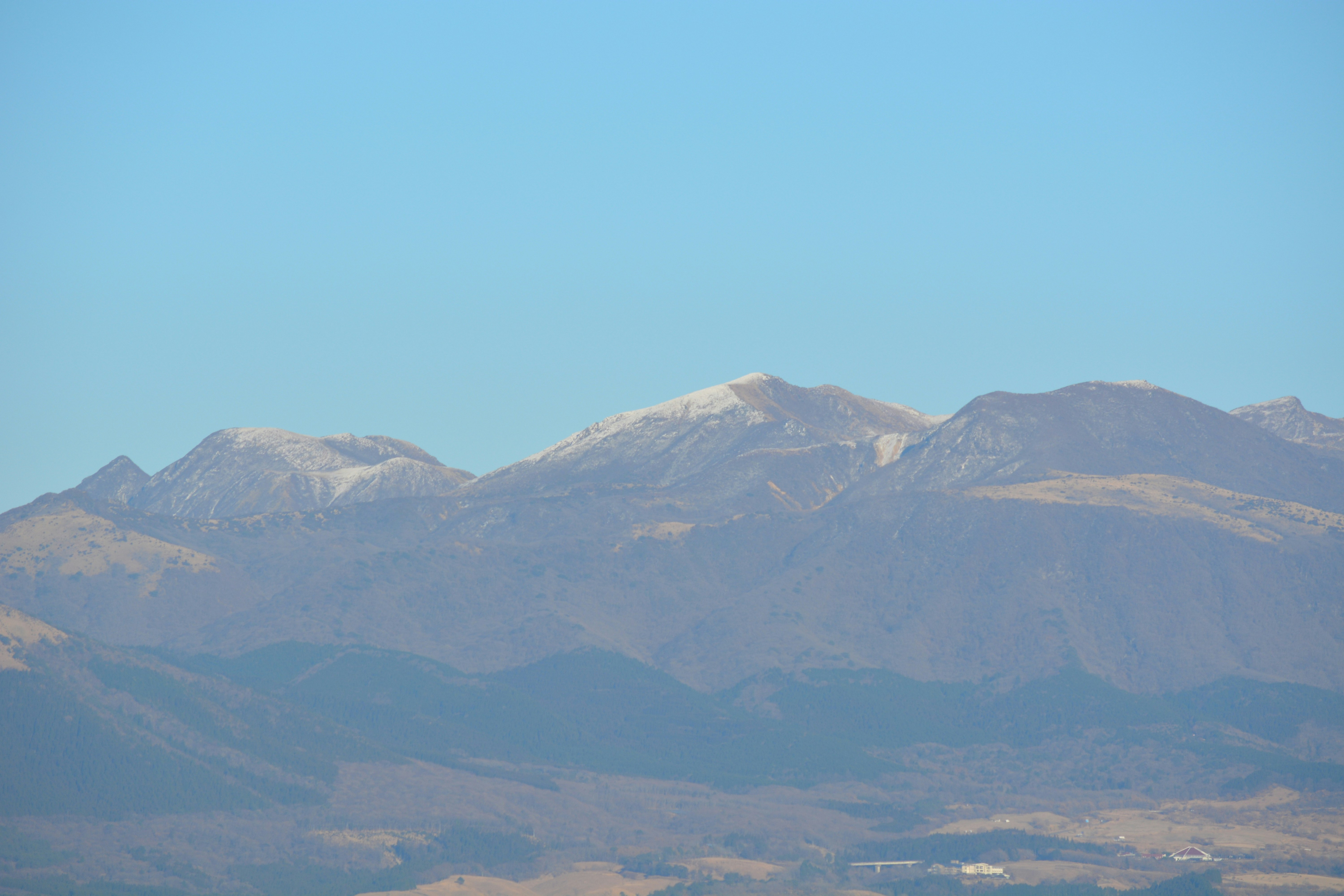 冬の空の下に広がる山並みの風景