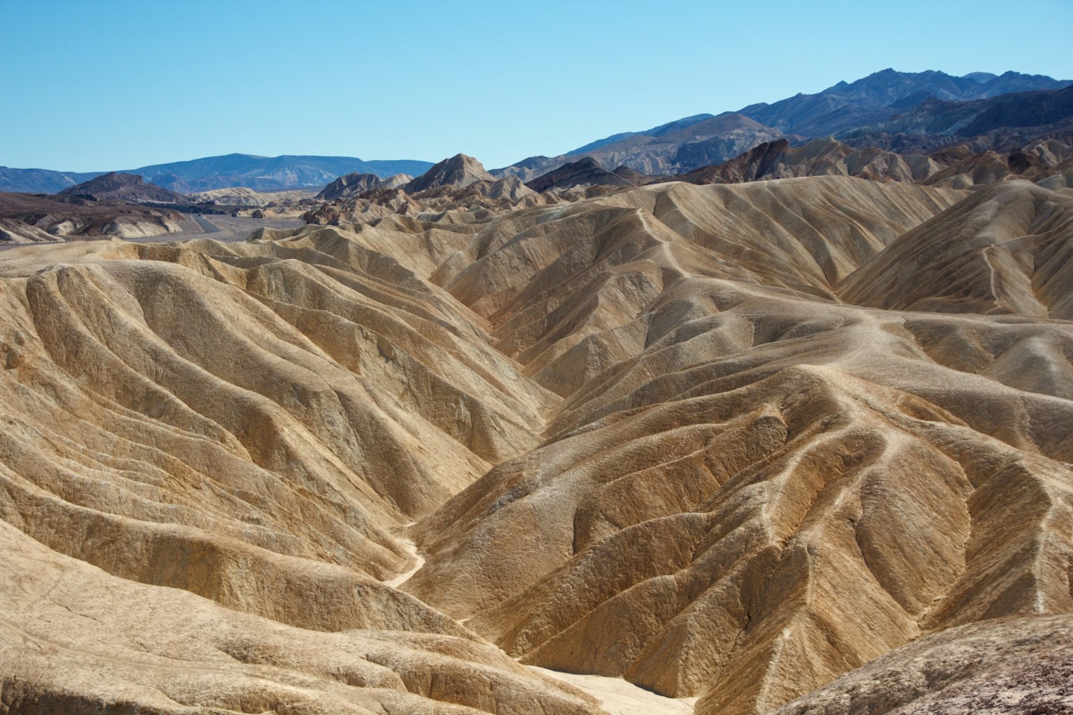 Eine weite Landschaft aus trockenem, gewelltem Gelände