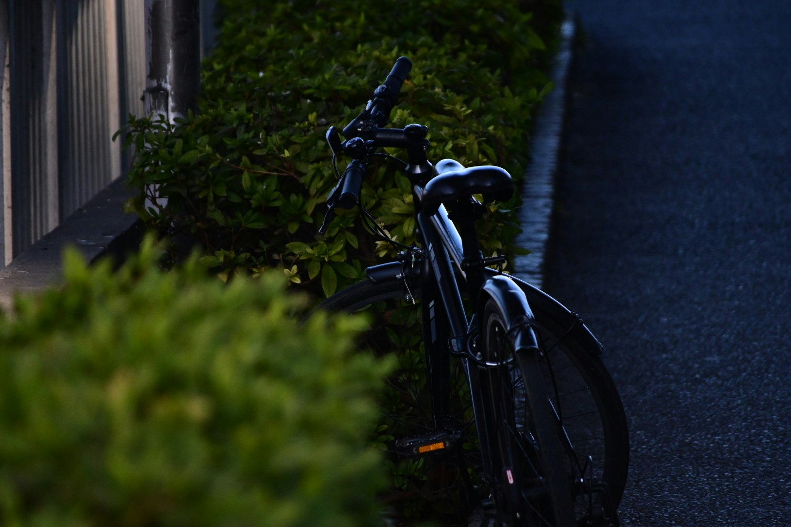 路地の壁際に停められた自転車