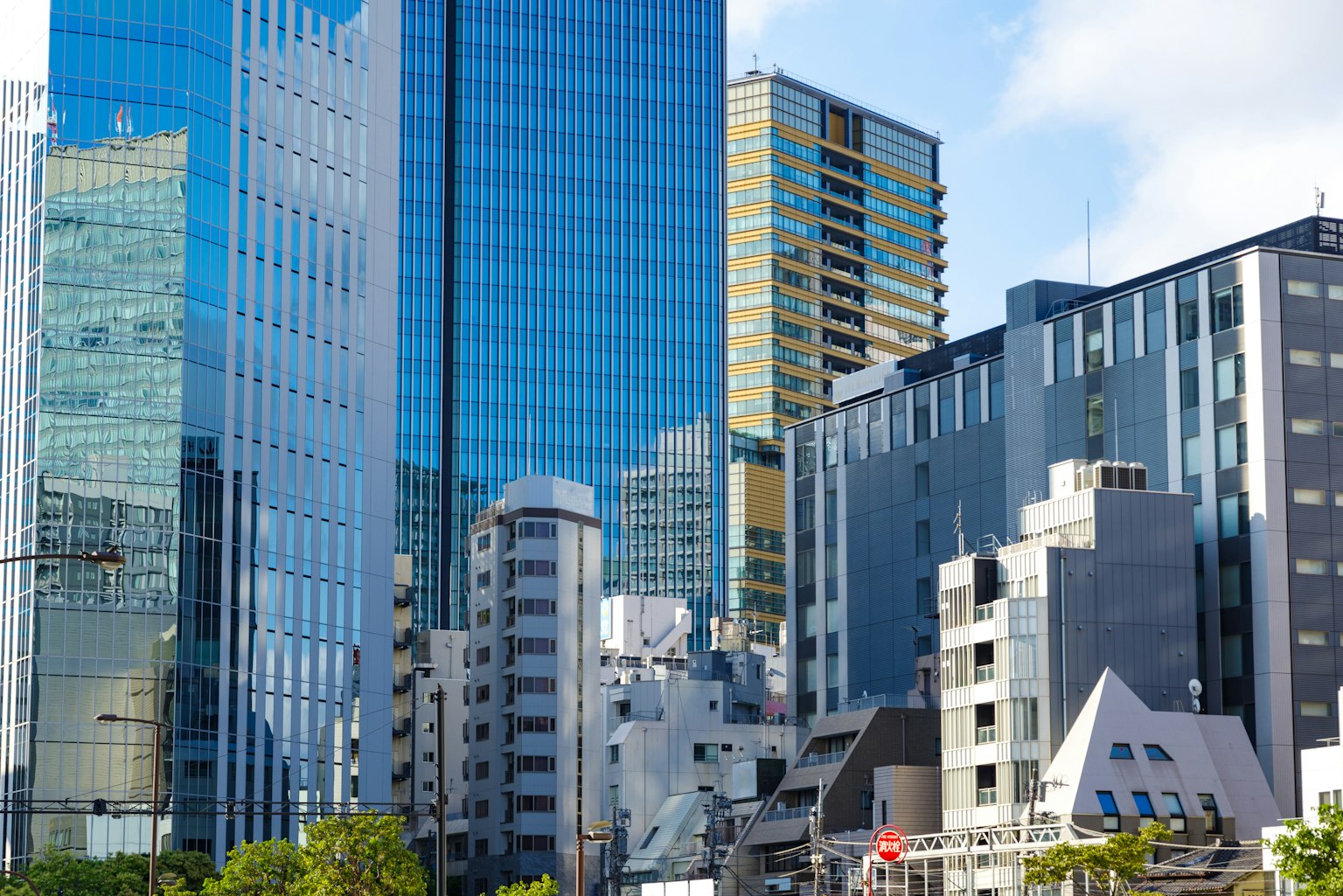 城市景观，具有高楼和玻璃外立面