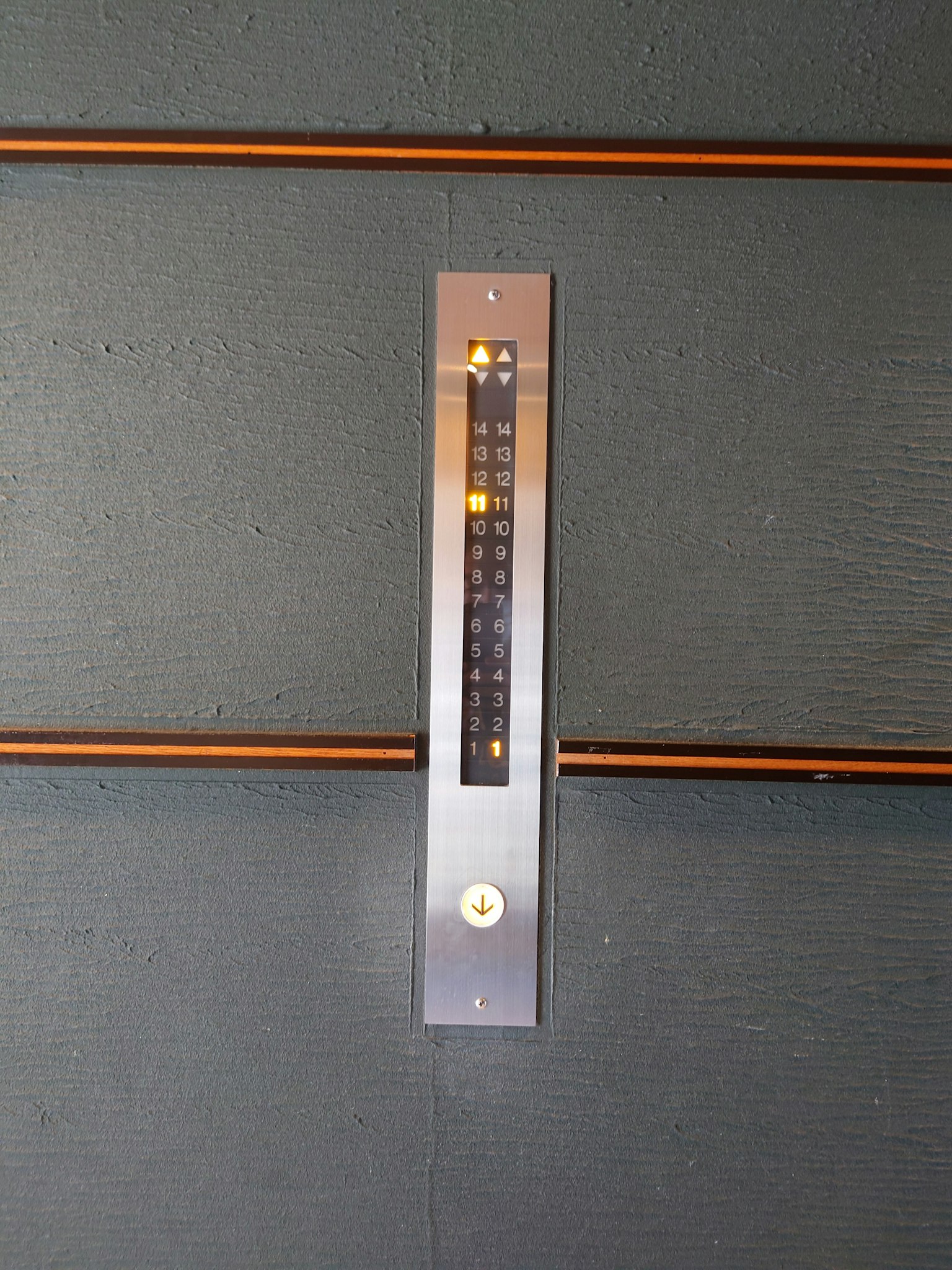 Termómetro de metal montado en una pared