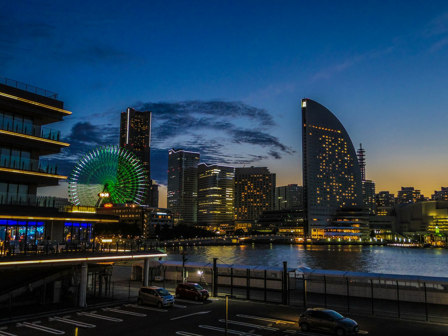 Schöne Nachtansicht von Yokohama mit einem Riesenrad