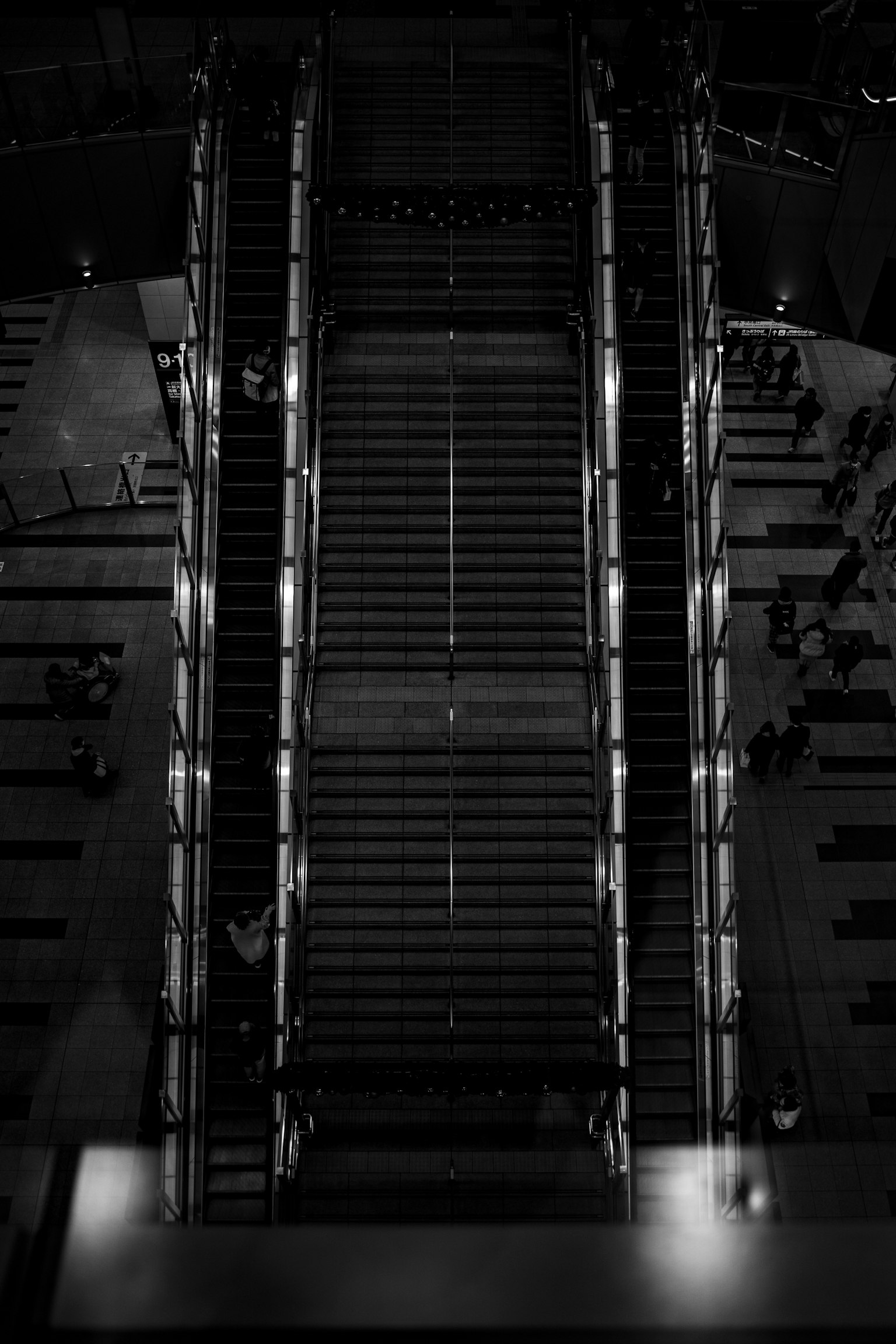 黑白樓梯的鳥瞰圖，燈光突出