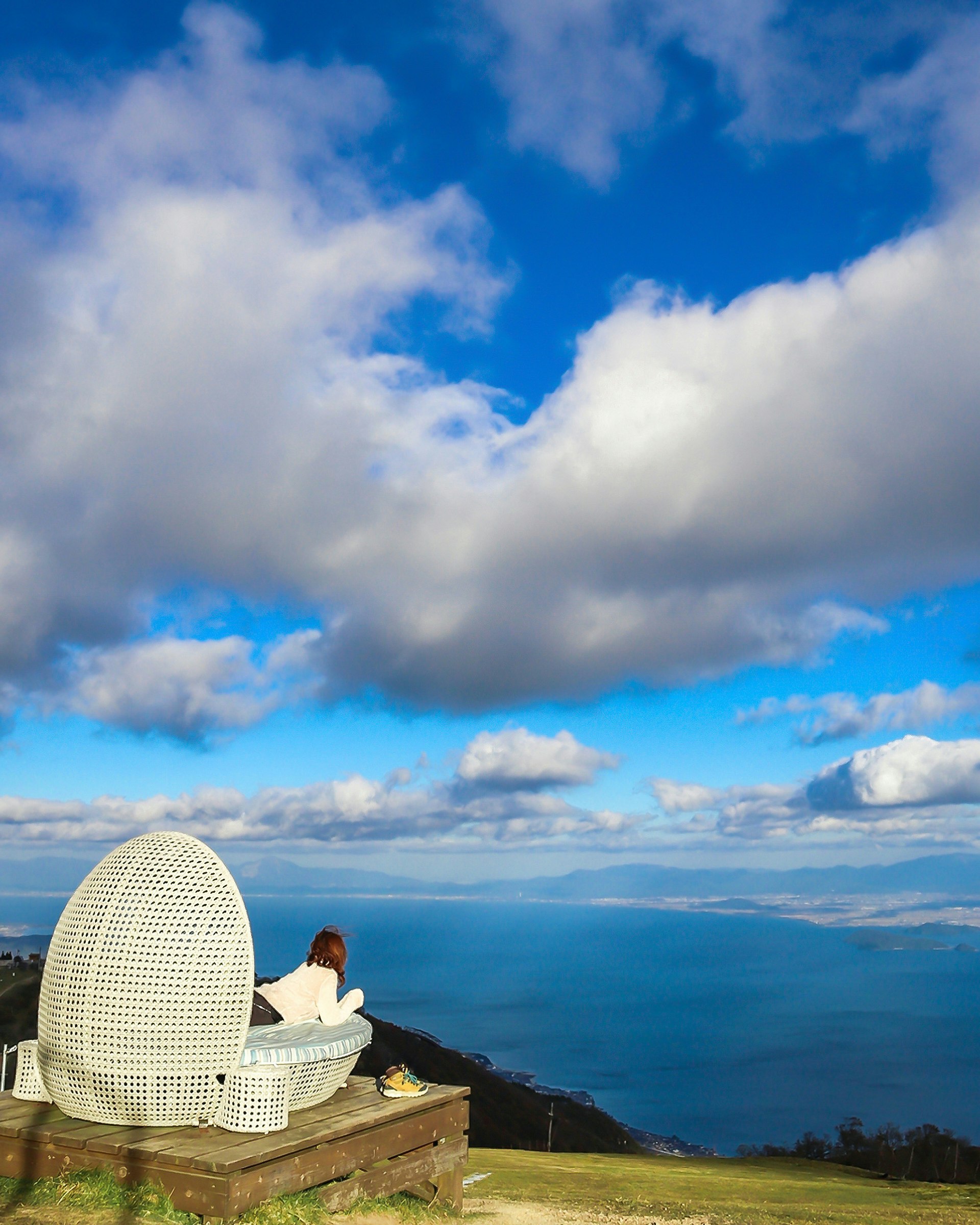 蓬莱山山頂から望む琵琶湖と雲の空