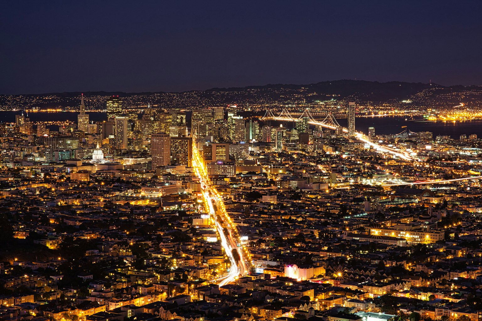 Pemandangan malam San Francisco dengan gedung pencakar langit dan lampu kota