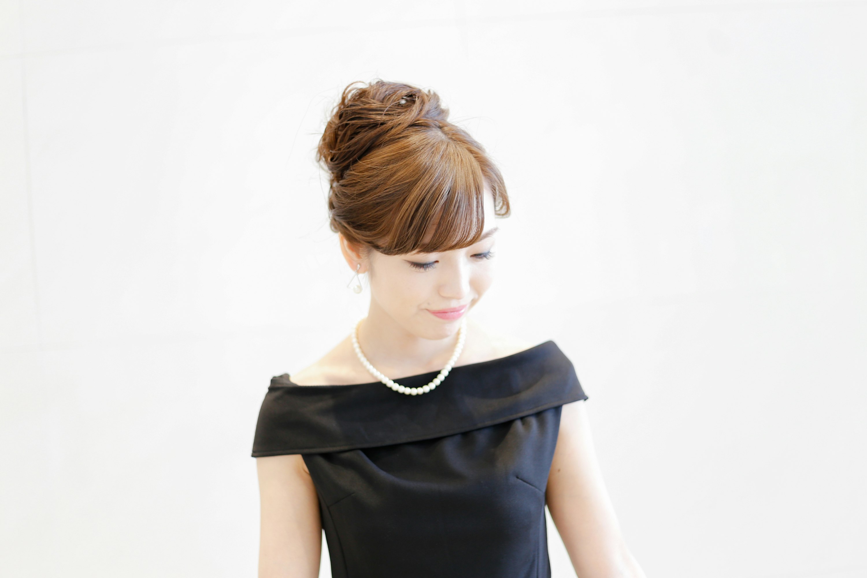chân dung nghiêng của người phụ nữ mặc váy đen trên nền trắng