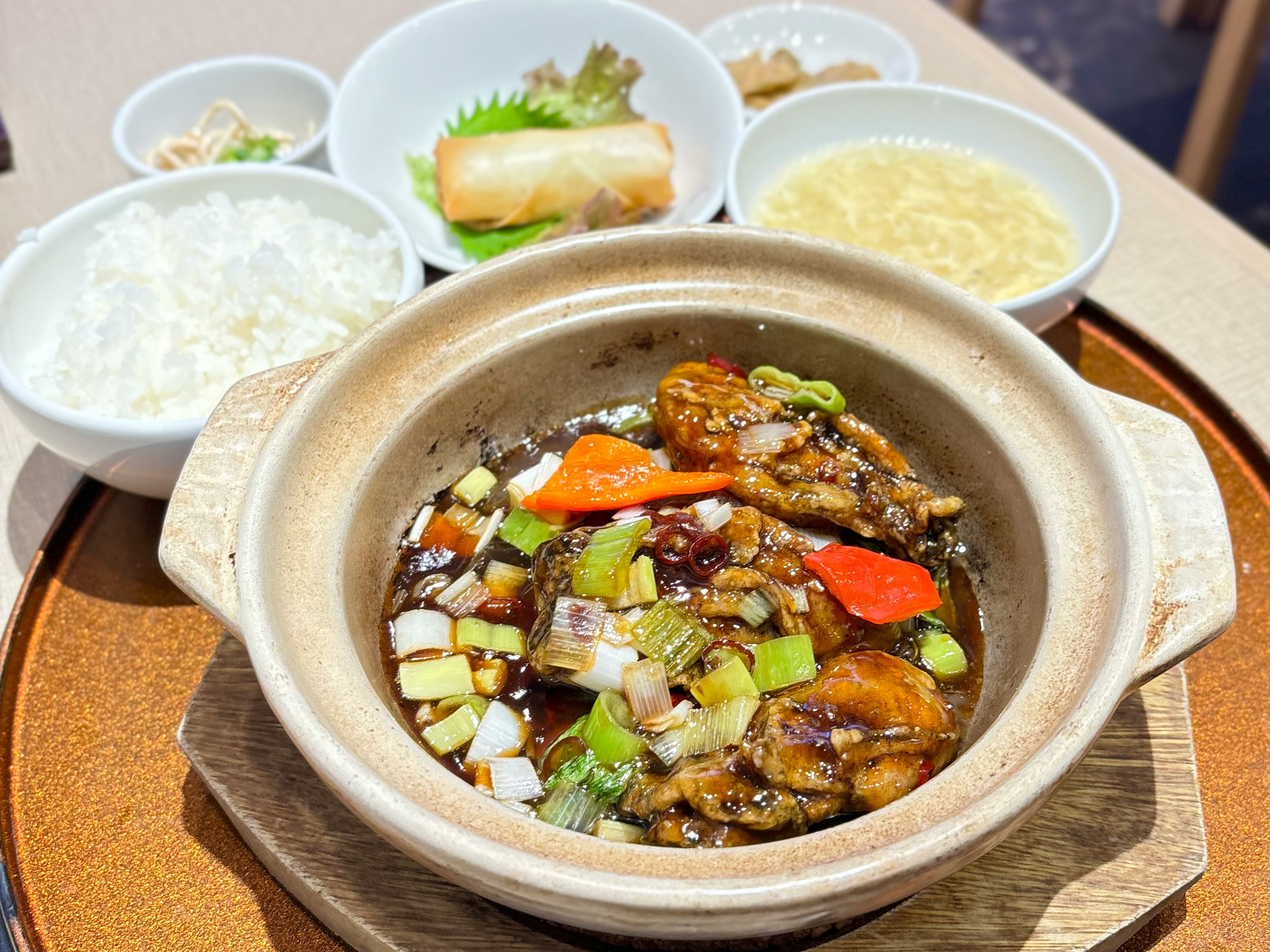sup gaya panci tanah dengan sayuran dan ayam di atas meja