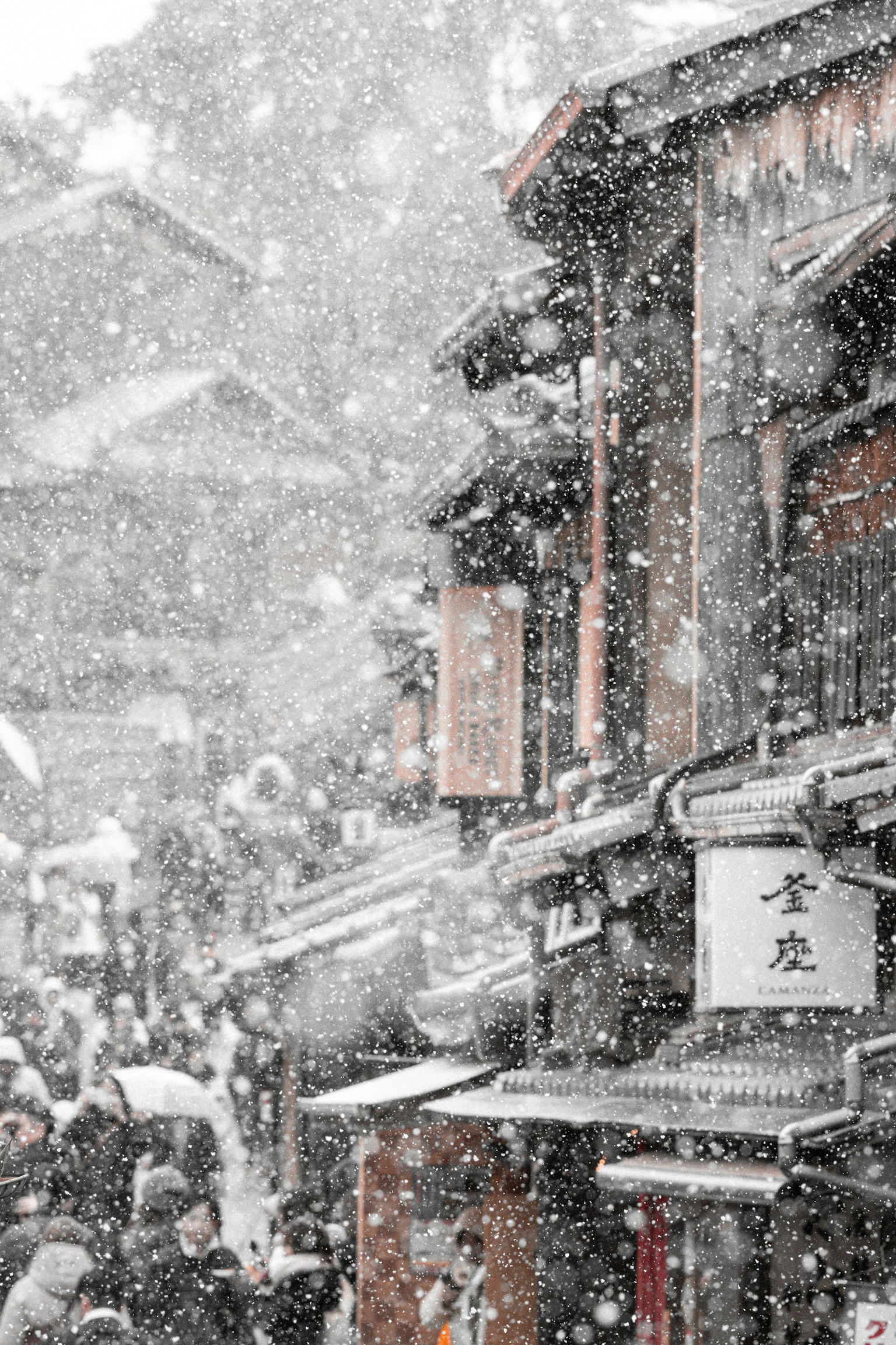Historische Straßenszene mit fallendem Schnee und Menschen