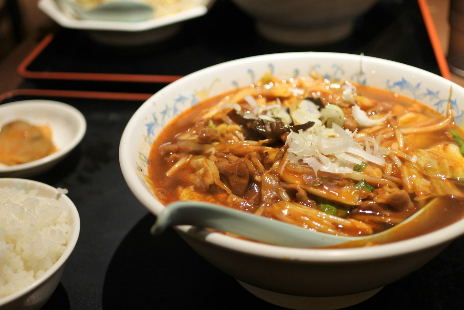 Leckere Schüssel Ramen mit Reis daneben