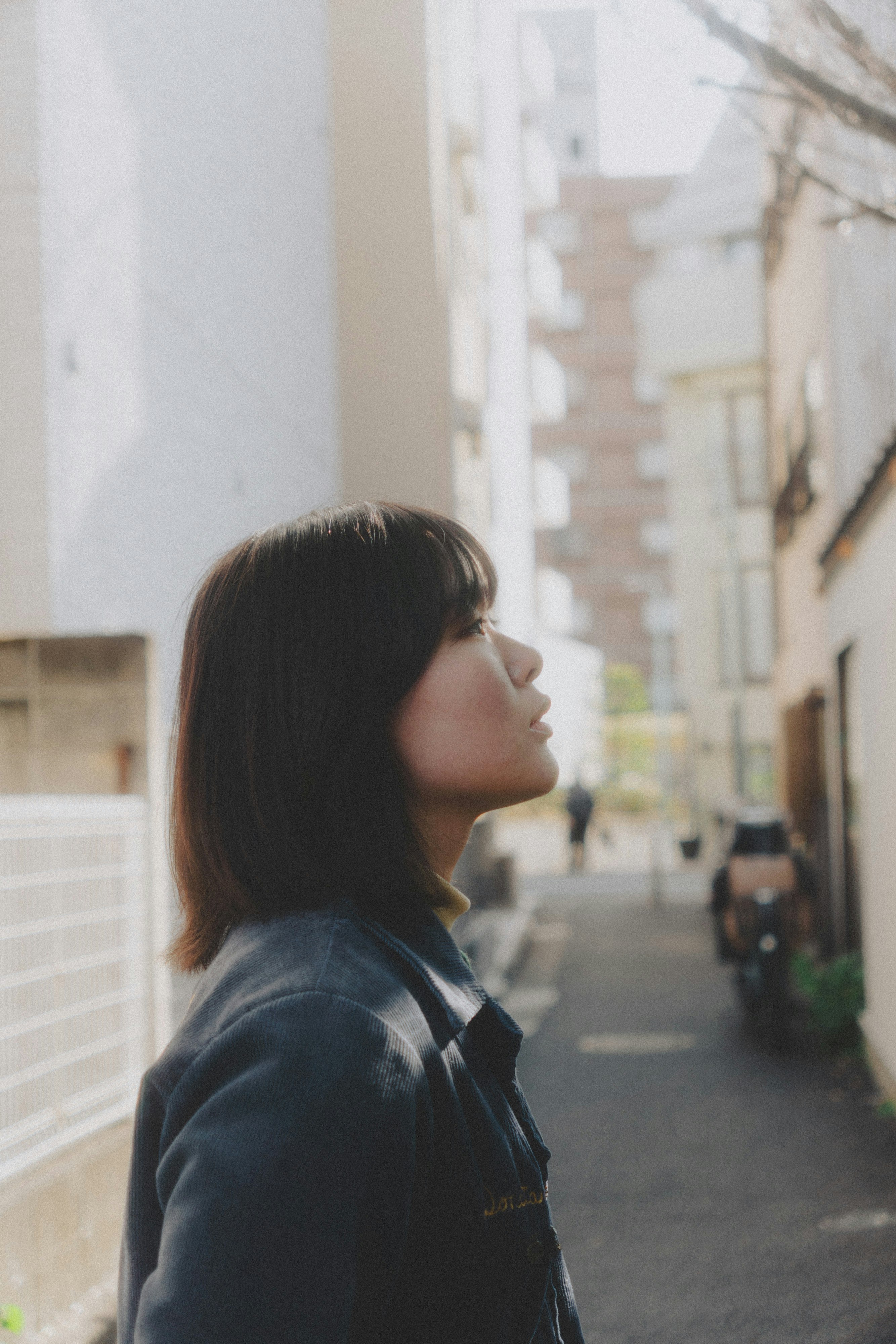 巷弄中回望的女性側臉