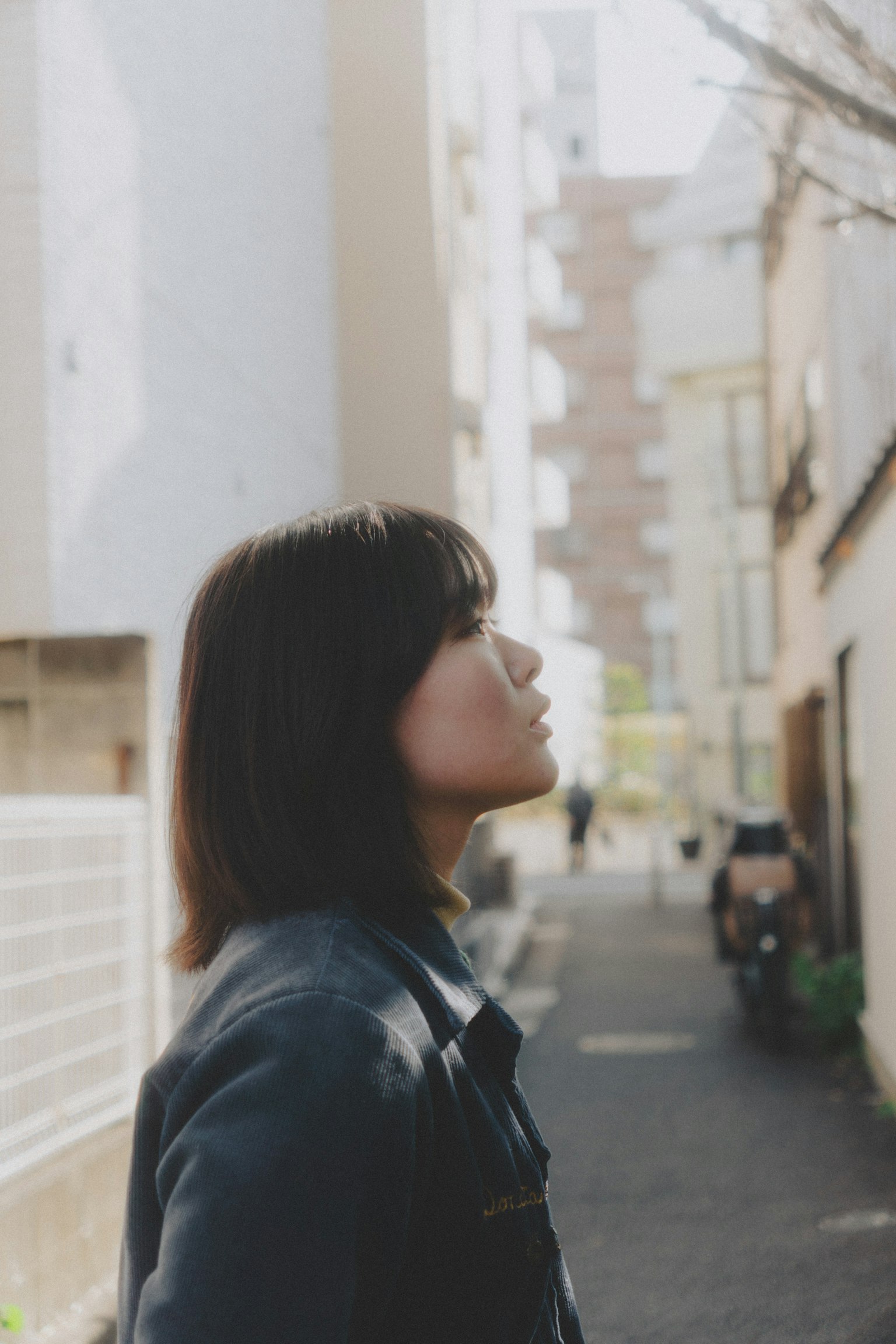 Une femme regardant dans la rue dans un cadre urbain