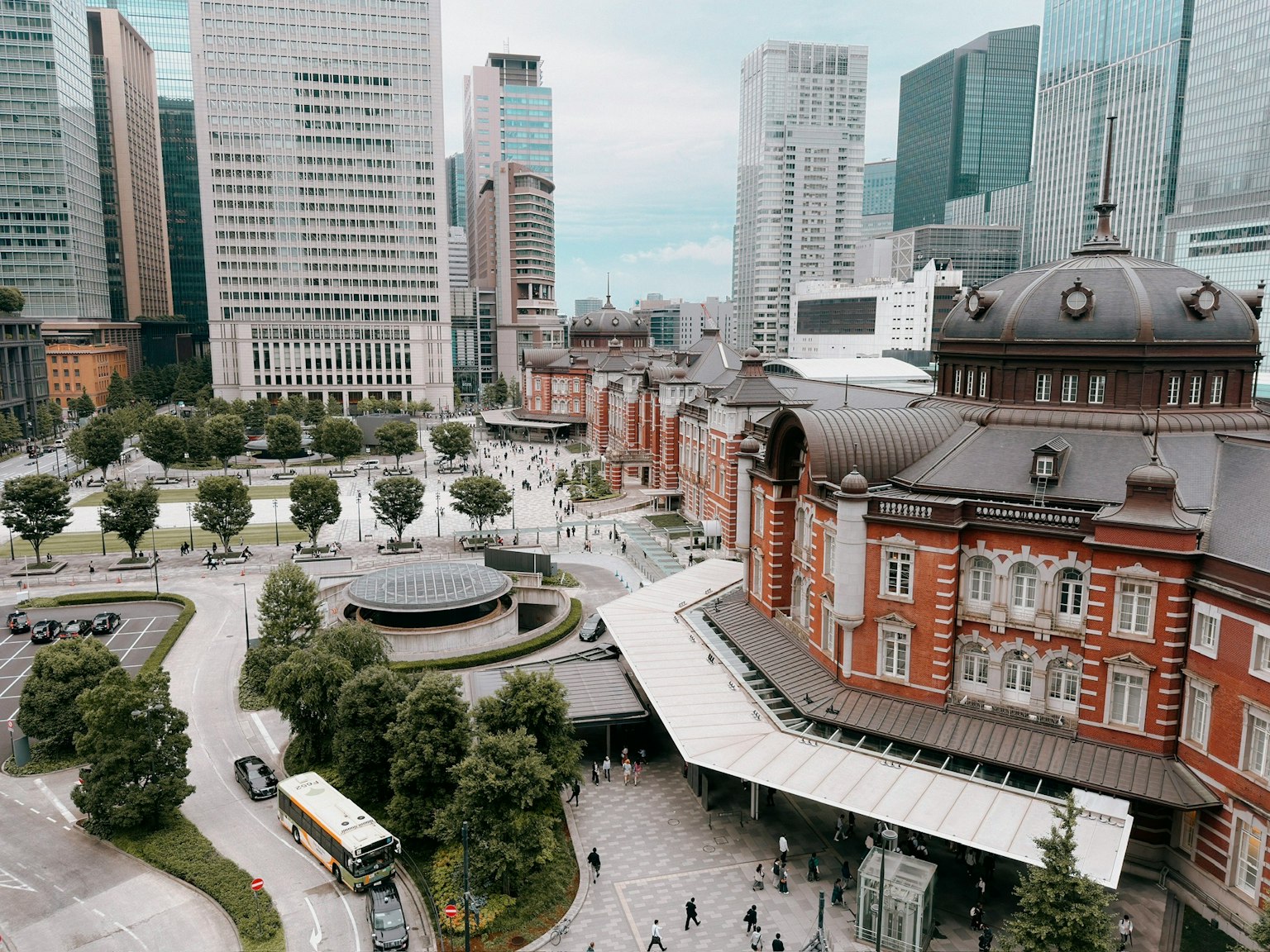 Vista de la estación de Tokio con rascacielos circundantes
