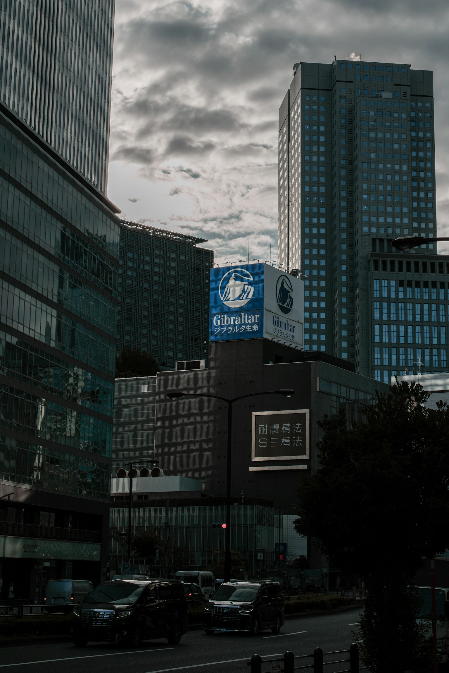 Werbetafel unter einem grauen Himmel umgeben von Wolkenkratzern