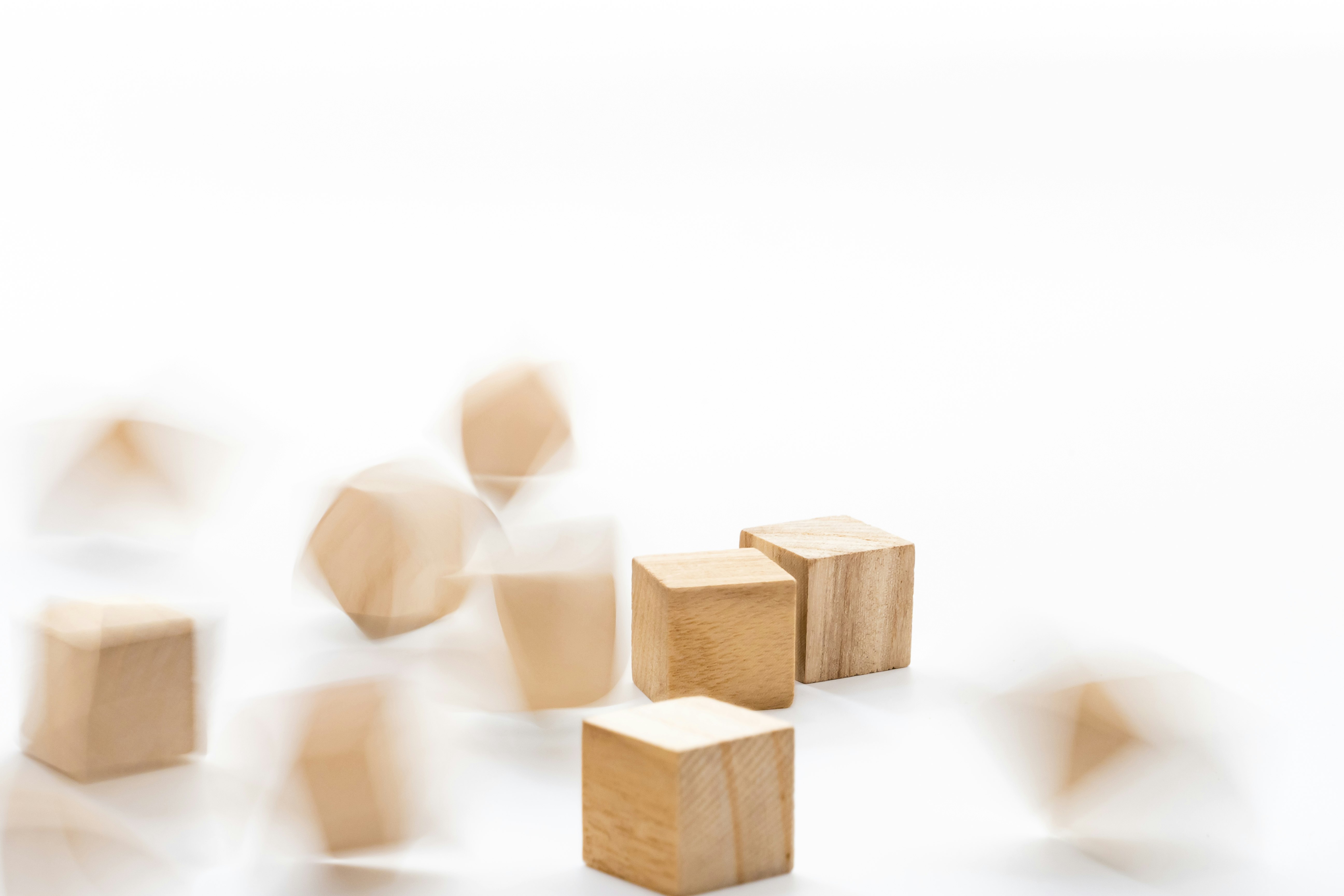 image abstraite de cubes en bois flottants sur fond blanc