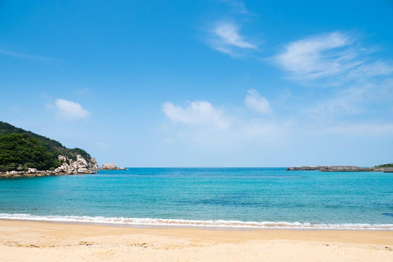 ทิวทัศน์ชายหาดสวยงามพร้อมทะเลสีน้ำเงินและชายหาดสีขาว